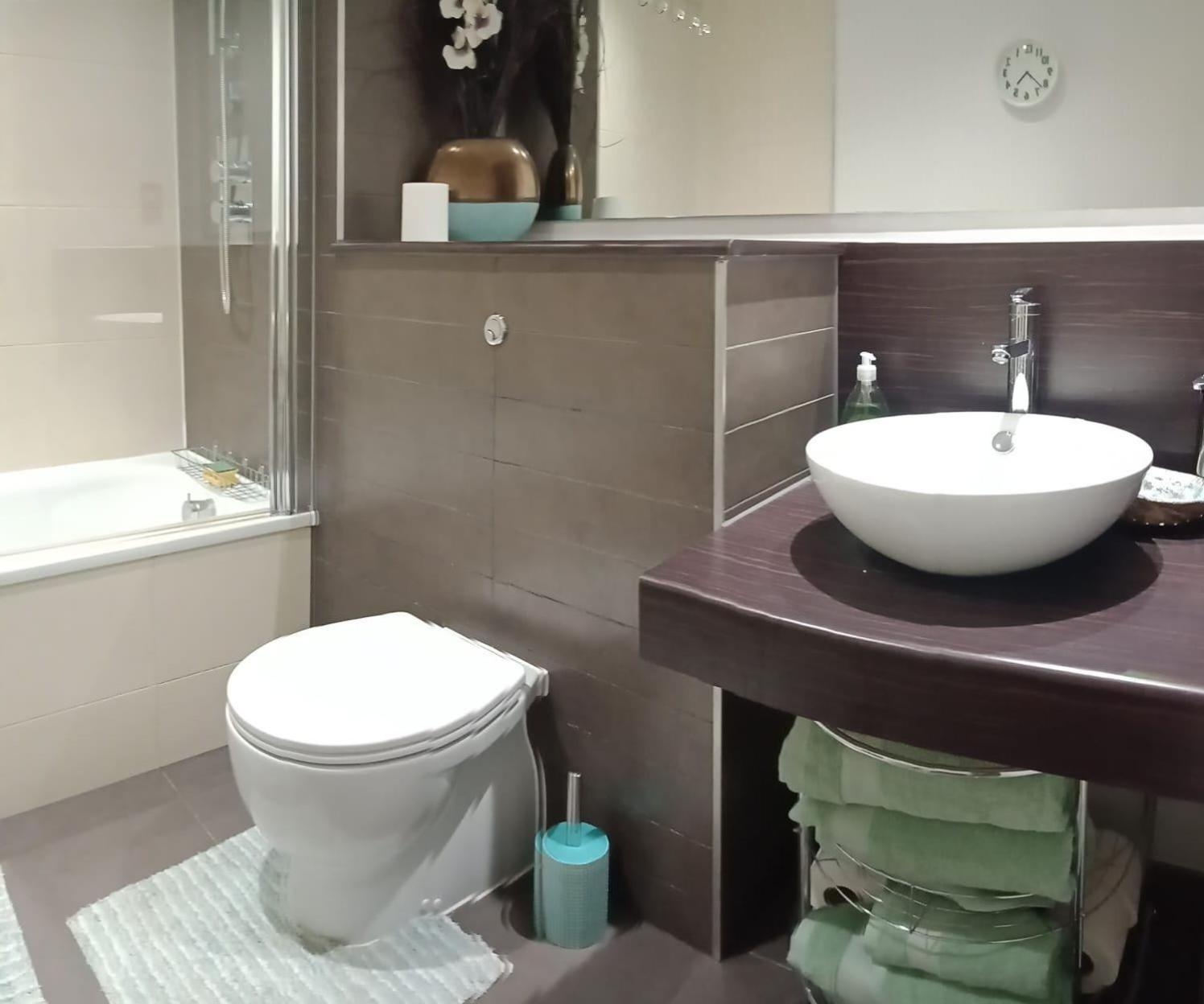 Apartment Apartmentsleeps5-balcony-petfriendly-aoarena-heatonpark-onstreetparking *