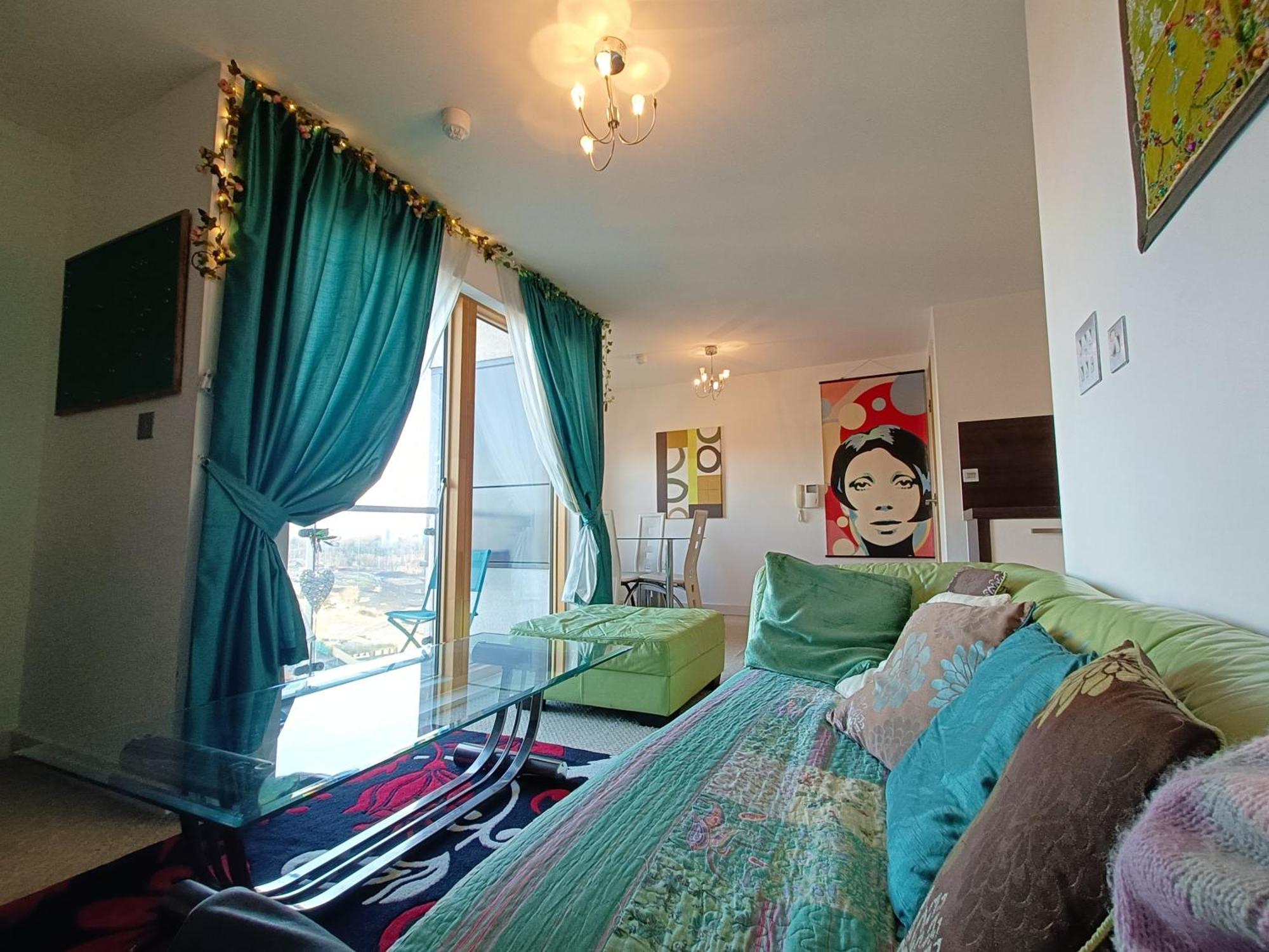 Apartmentsleeps5-balcony-petfriendly-aoarena-heatonpark-onstreetparking *