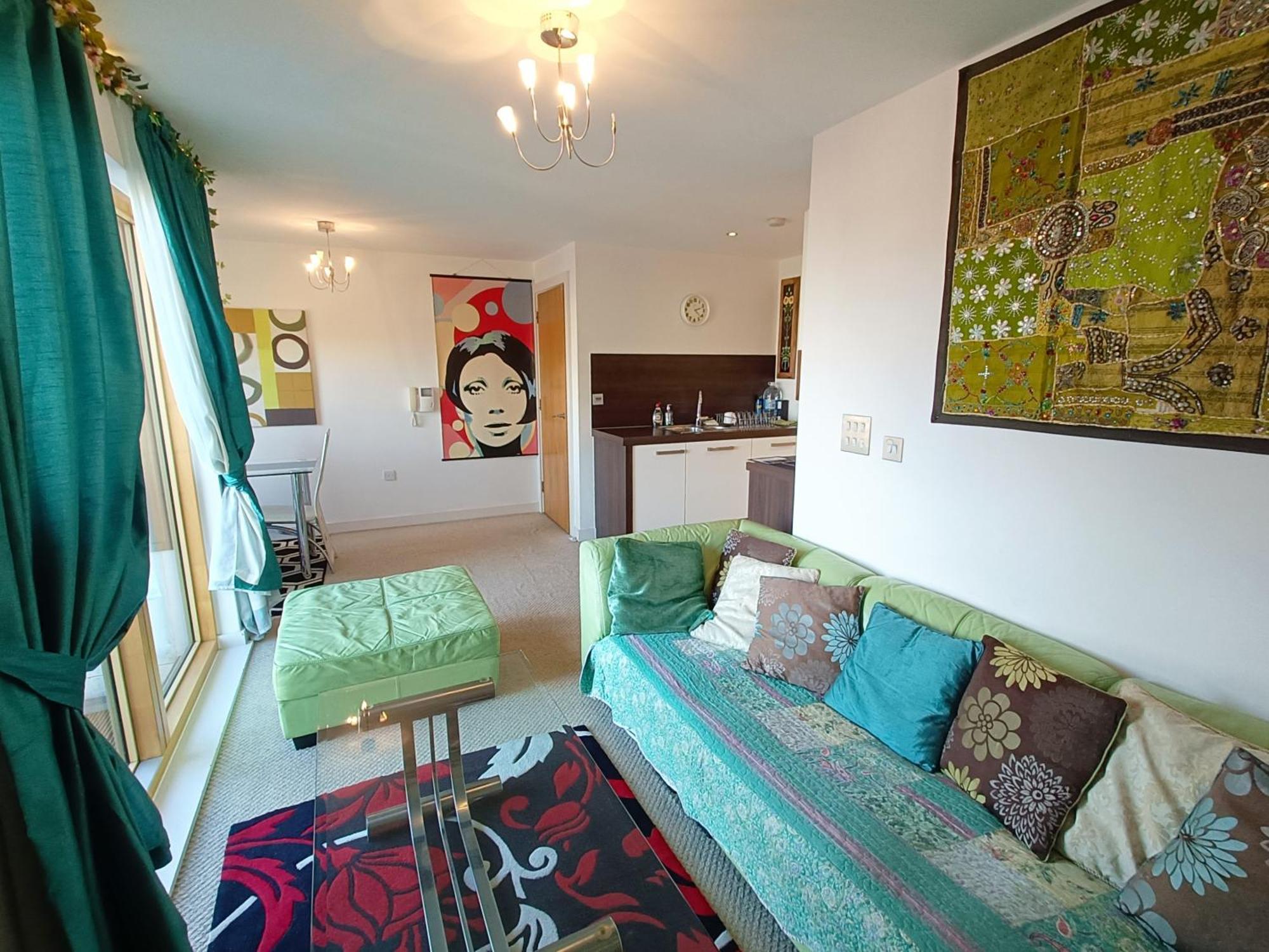 Apartmentsleeps5-balcony-petfriendly-aoarena-heatonpark-onstreetparking Apartment *