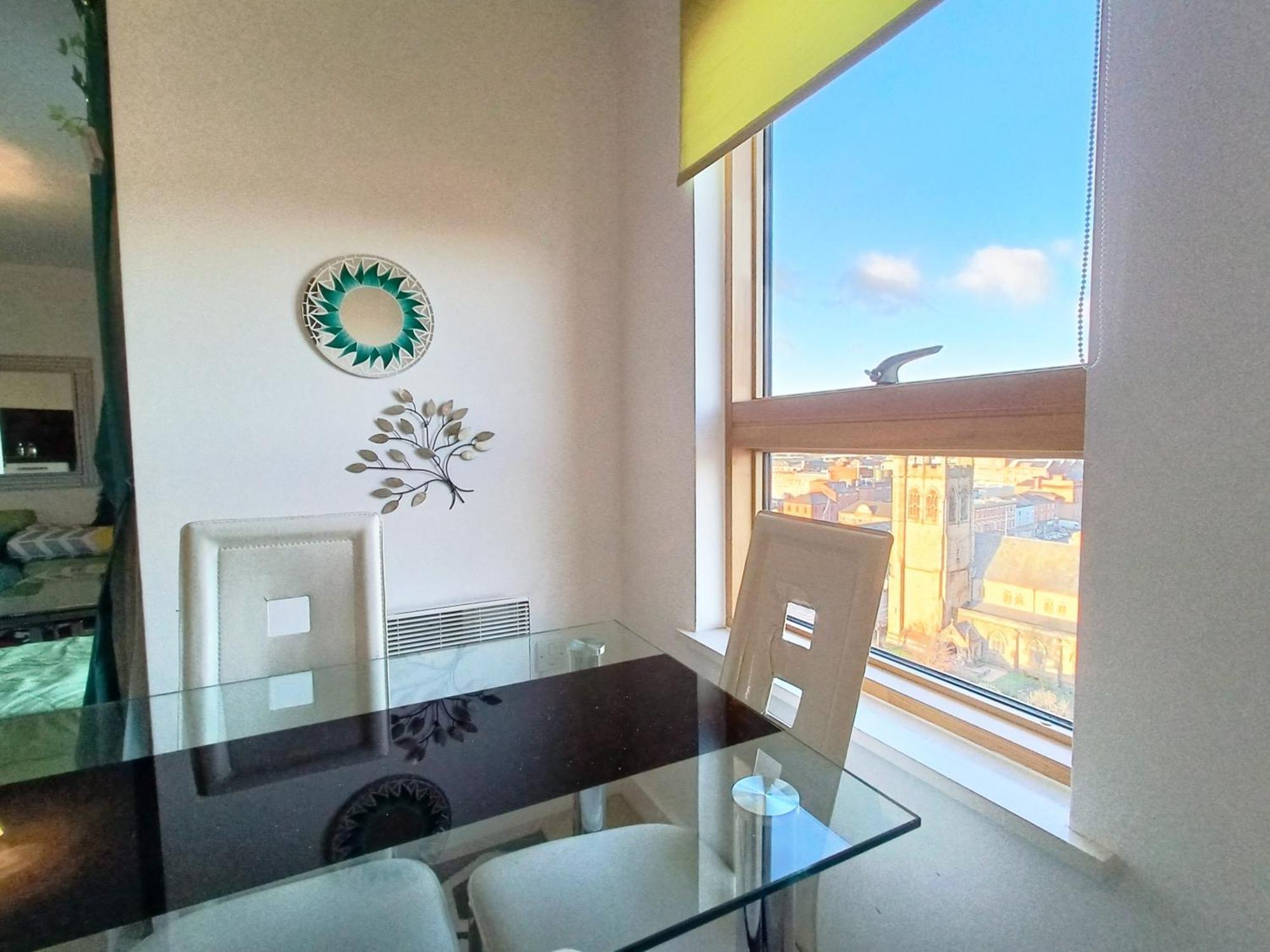 Apartmentsleeps5-balcony-petfriendly-aoarena-heatonpark-onstreetparking
