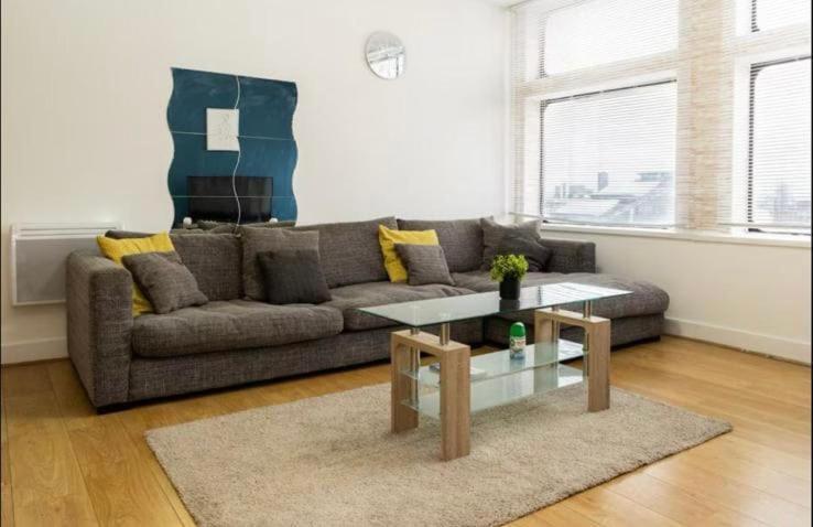 High-floor 2br In Heart Apartment Manchester