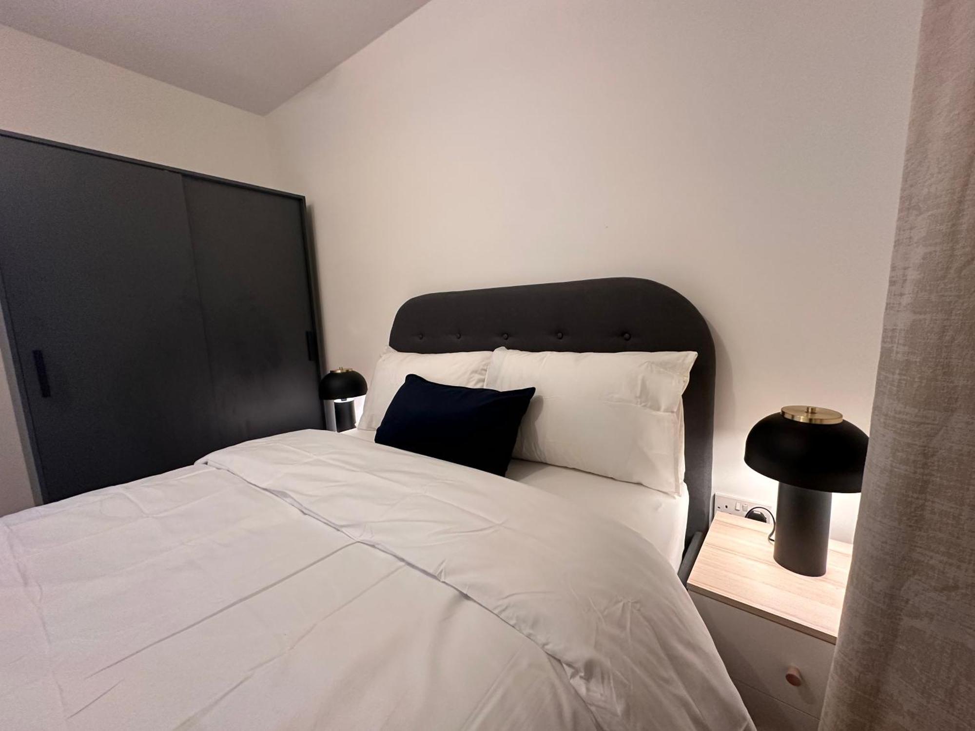 Centrally Located Modern 2 Bedroom Apartment, Minutes Walk To Ao Arena Apartment