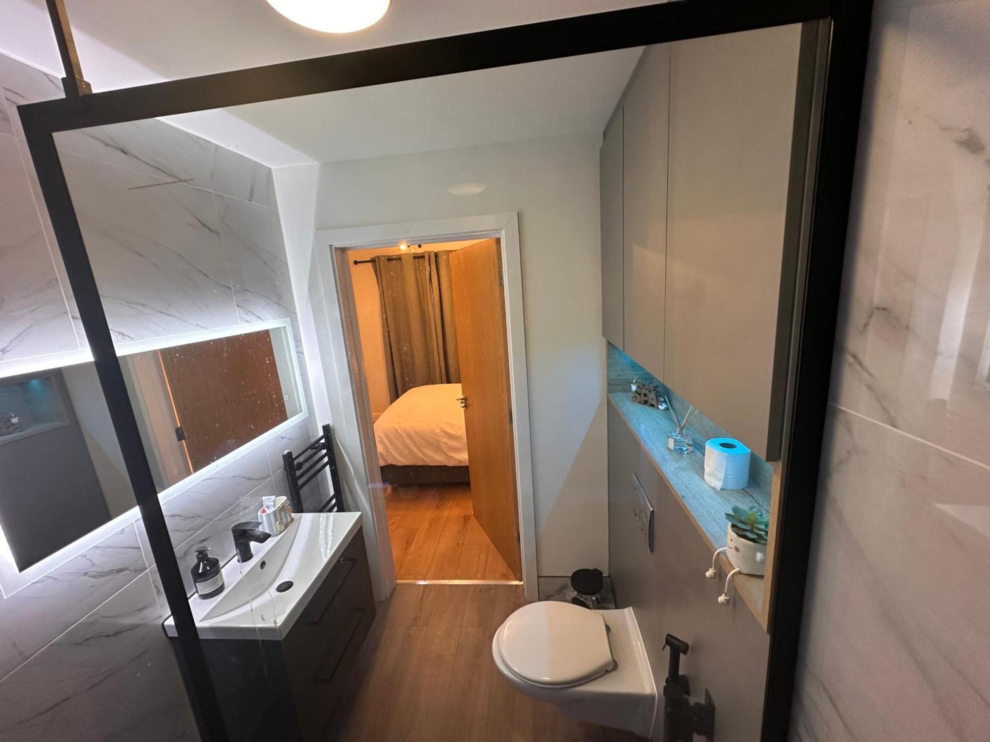 Centrally Located Modern 2 Bedroom Apartment, Minutes Walk To Ao Arena