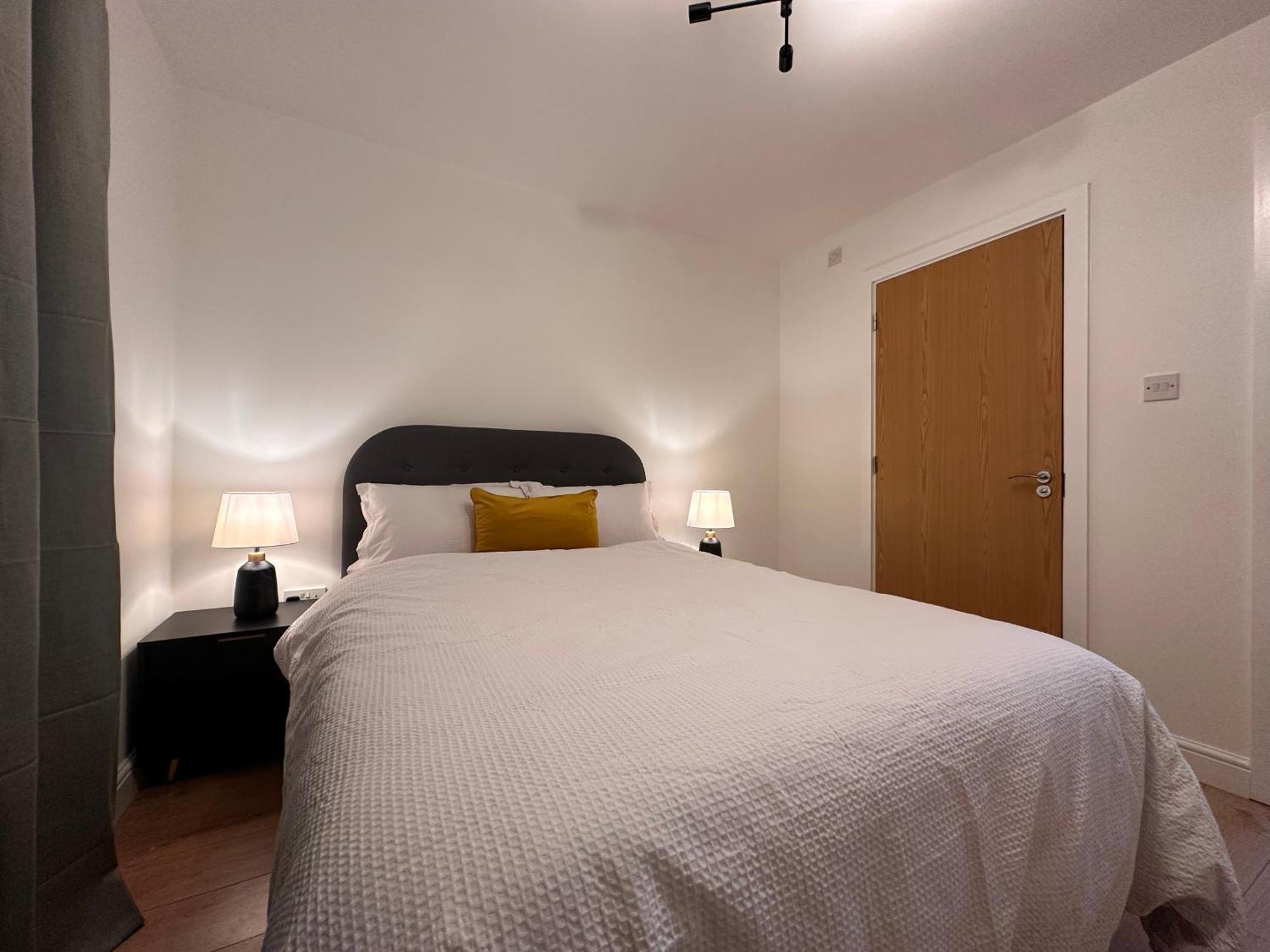 Centrally Located Modern 2 Bedroom Apartment, Minutes Walk To Ao Arena *