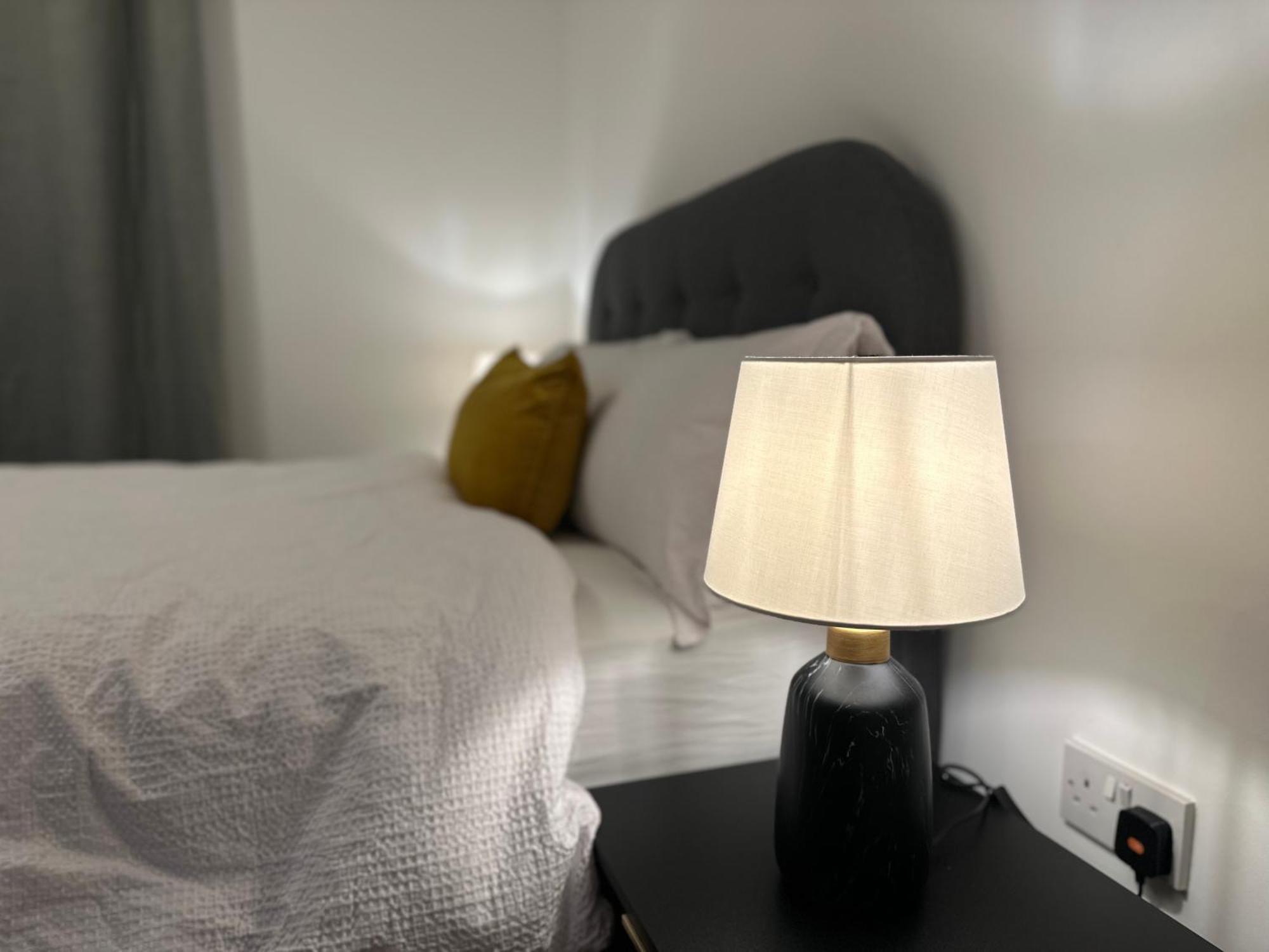 Centrally Located Modern 2 Bedroom Apartment, Minutes Walk To Ao Arena