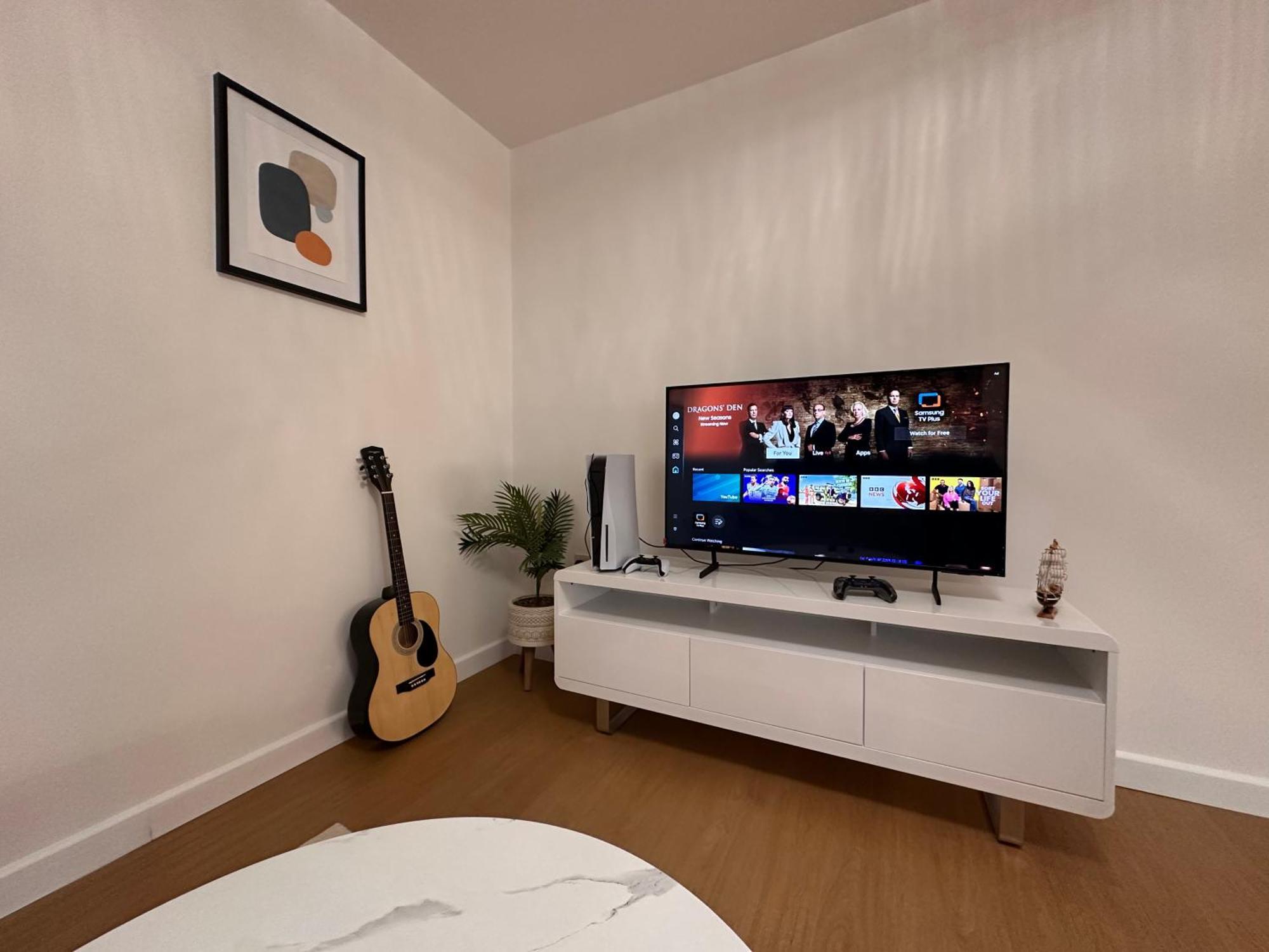Centrally Located Modern 2 Bedroom Apartment, Minutes Walk To Ao Arena * Manchester