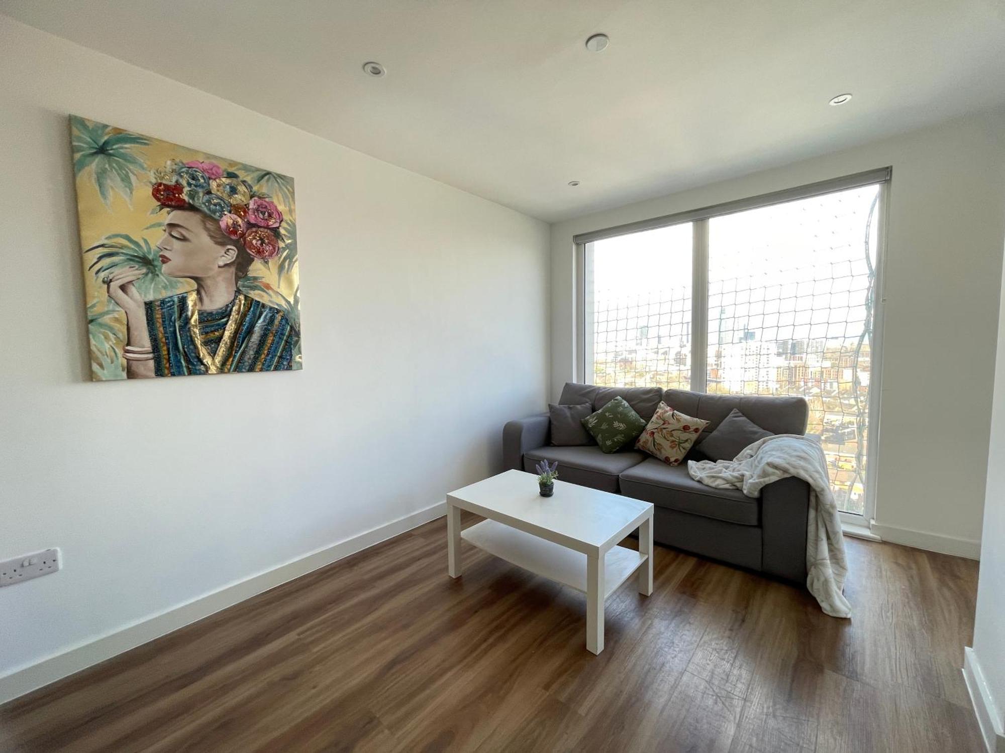 Apartment Entire Top-floor Views Near Media & United *