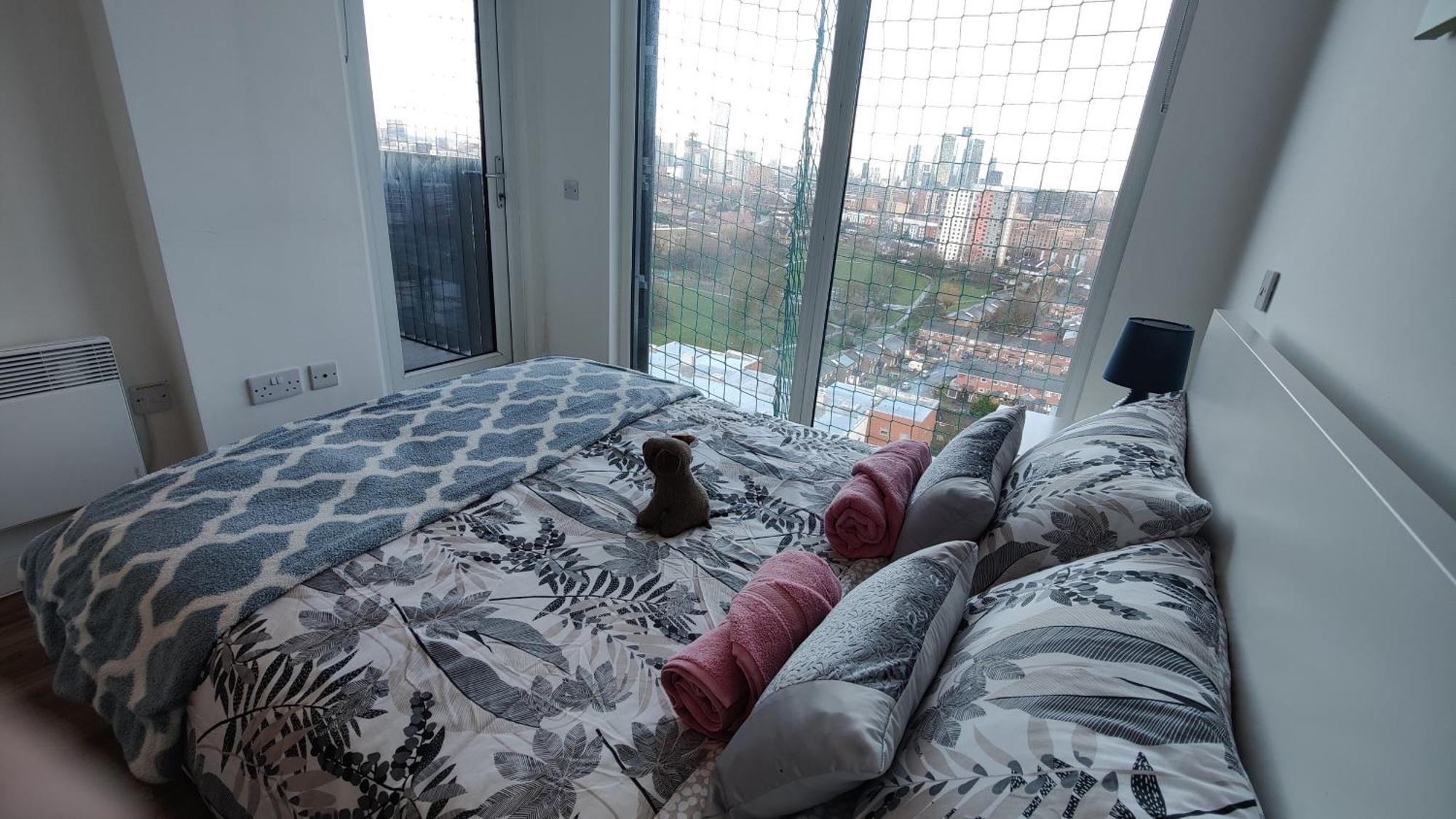 Entire Top-floor Views Near Media & United Apartment *