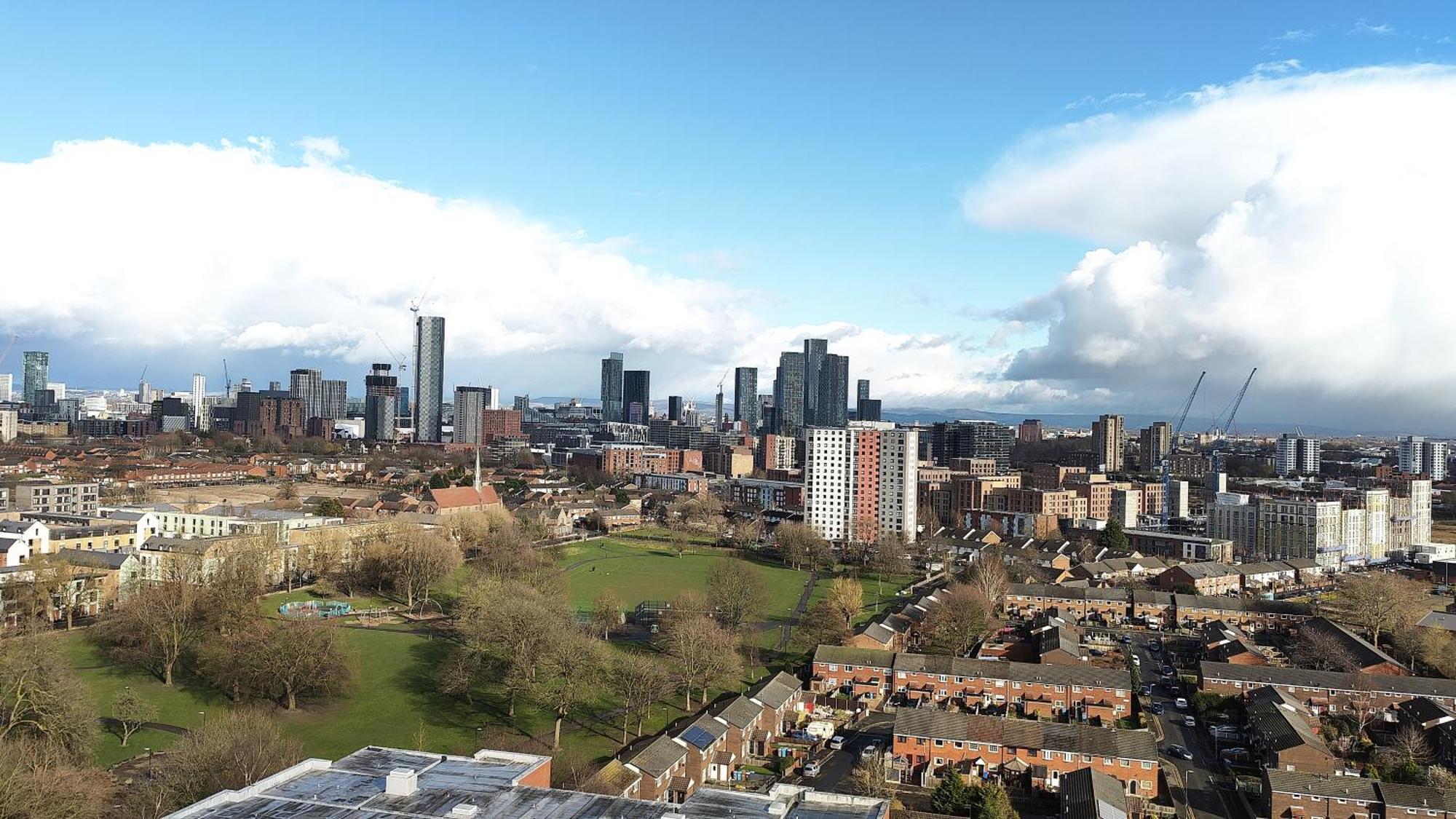 Entire Top-floor Views Near Media & United Apartment