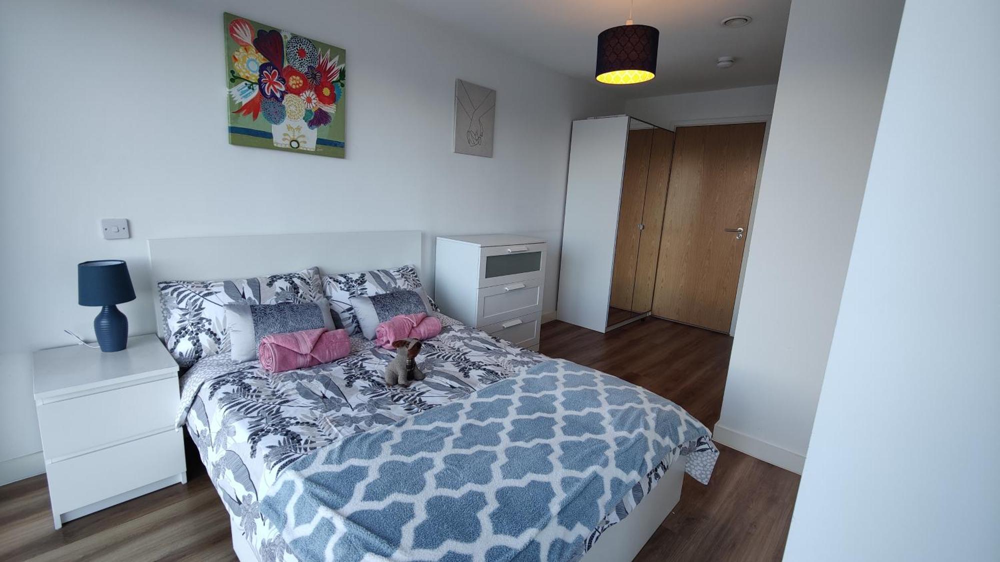 Entire Top-floor Views Near Media & United Apartment *