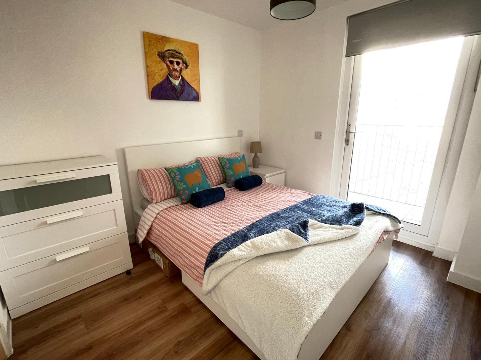 Entire Top-floor Views Near Media & United Apartment
