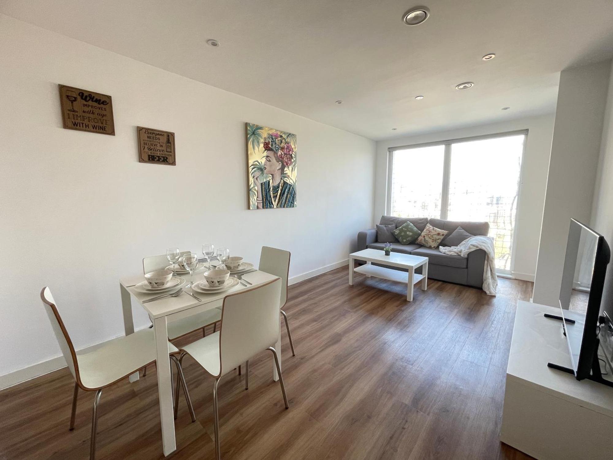 Apartment Entire Top-floor Views Near Media & United *