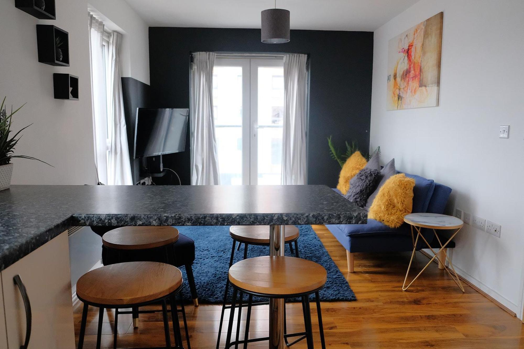 Bright 1 Bedroom Flat With Parking & Wifi For 3 Guests - Salford Uni, Victoria Station, Ao Arena