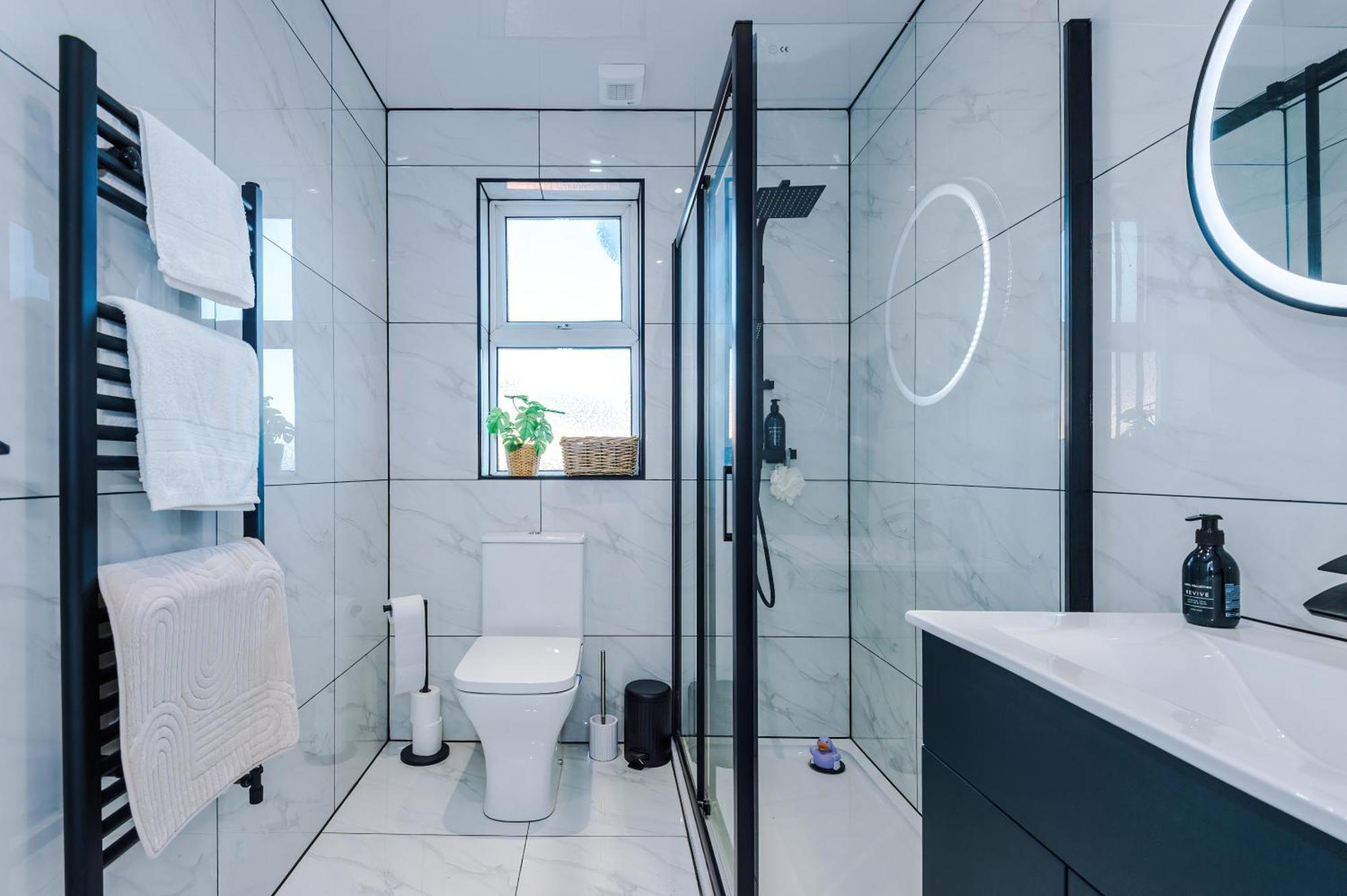 Apartment Sleeps 8, Free Parking, Stunning 3bed In Salford, Available For Long