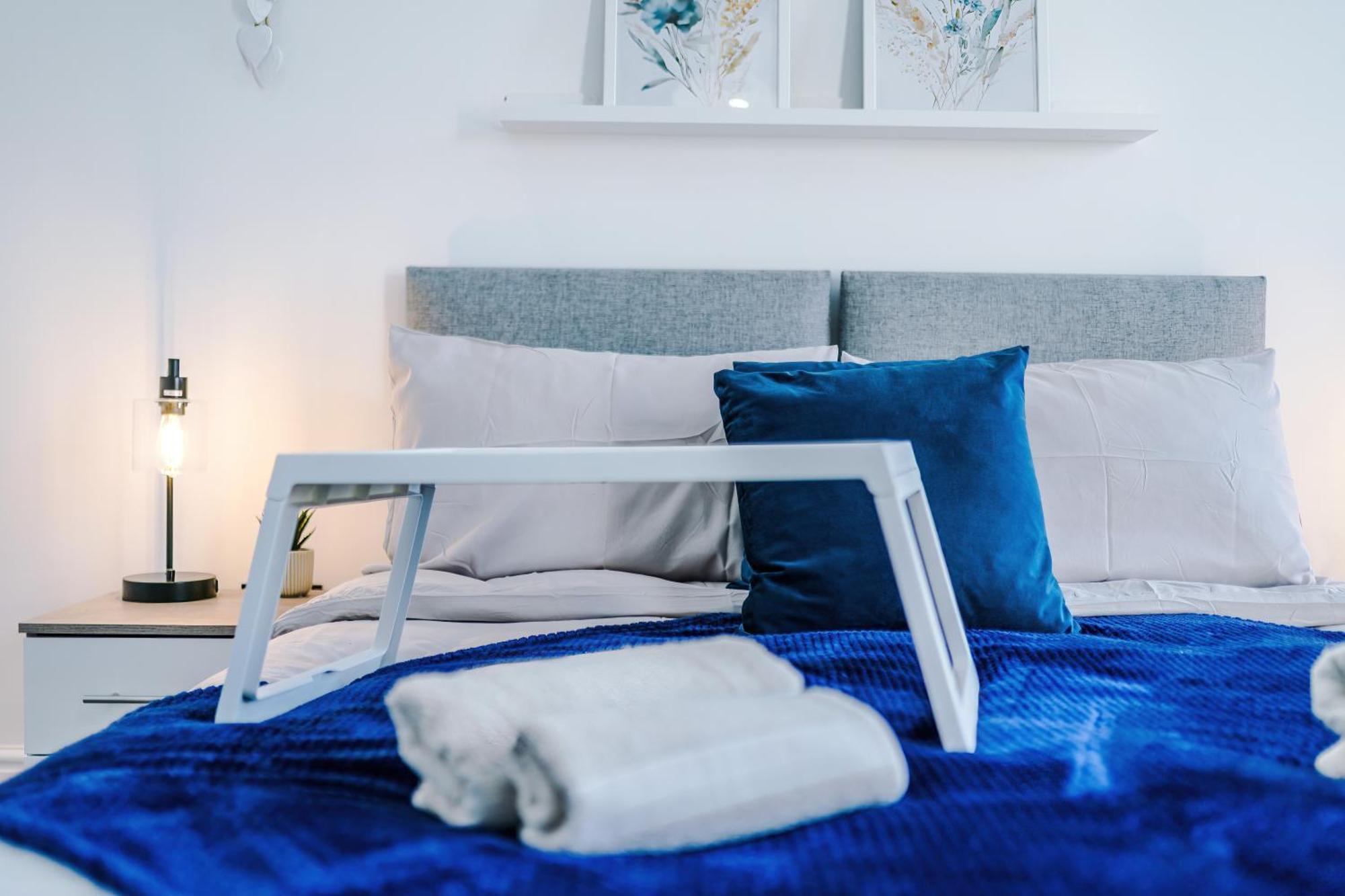 Sleeps 8, Free Parking, Stunning 3bed In Salford, Available For Long *