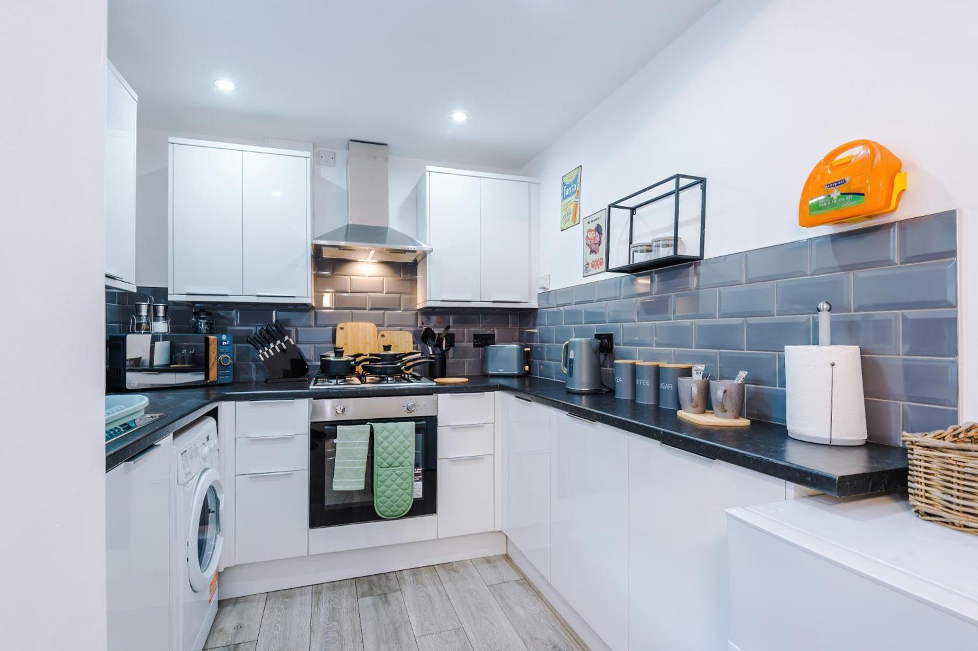 Sleeps 8, Free Parking, Stunning 3bed In Salford, Available For Long Apartment Manchester