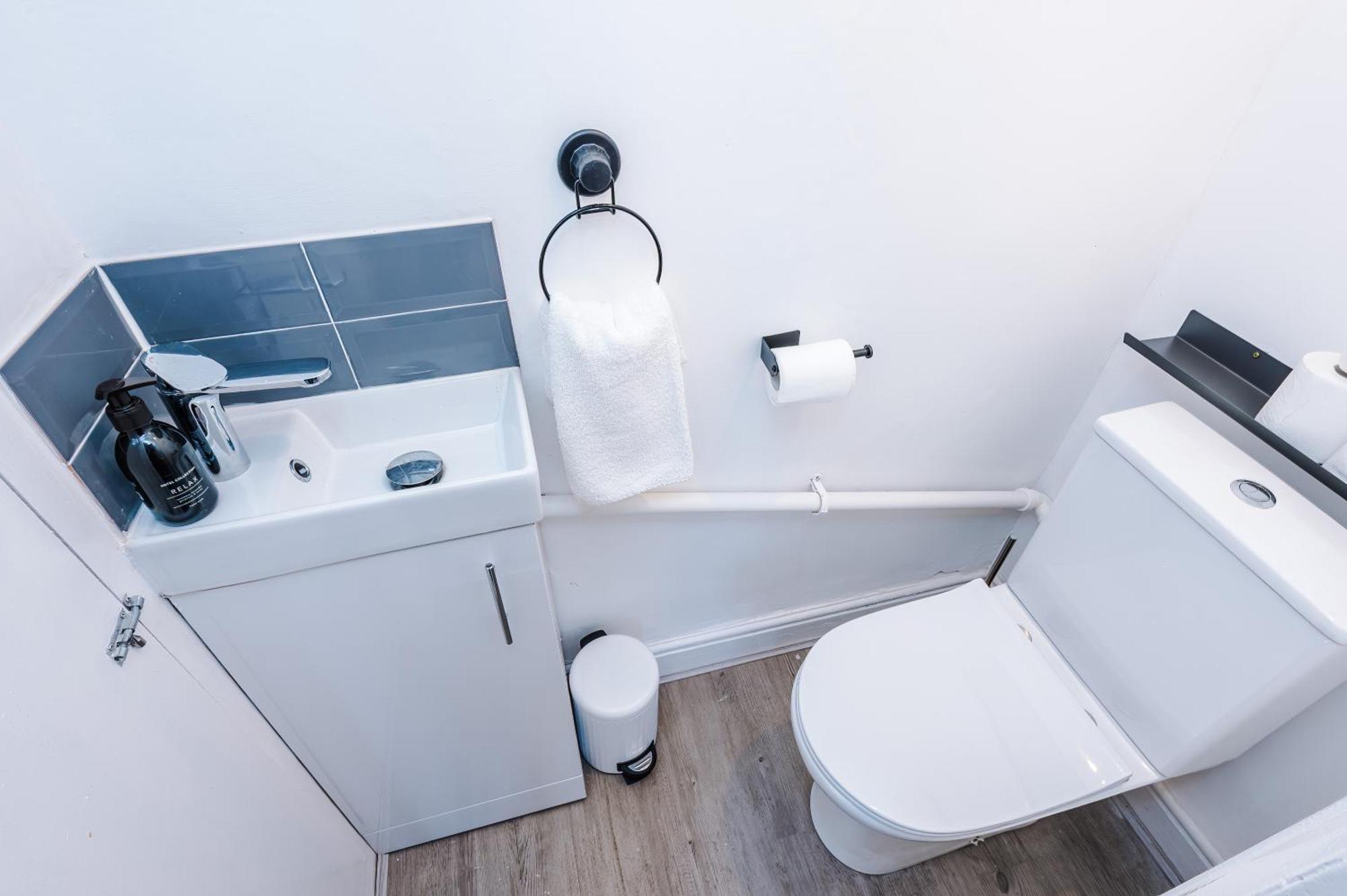 Sleeps 8, Free Parking, Stunning 3bed In Salford, Available For Long *