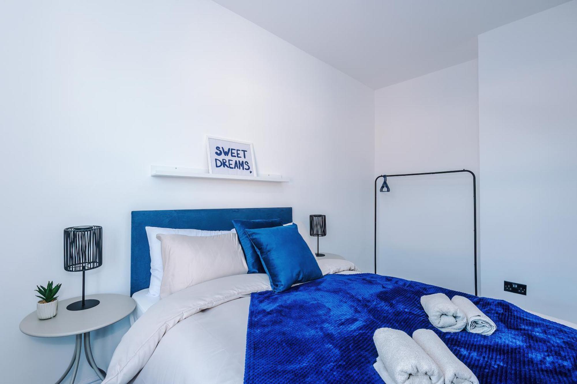 Sleeps 8, Free Parking, Stunning 3bed In Salford, Available For Long