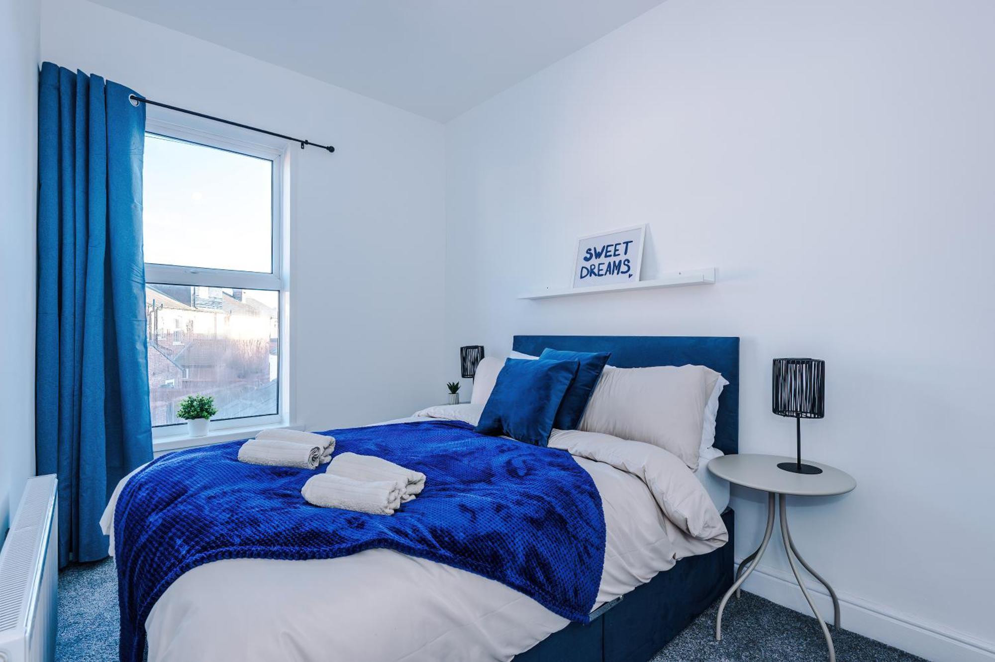 Sleeps 8, Free Parking, Stunning 3bed In Salford, Available For Long Apartment *