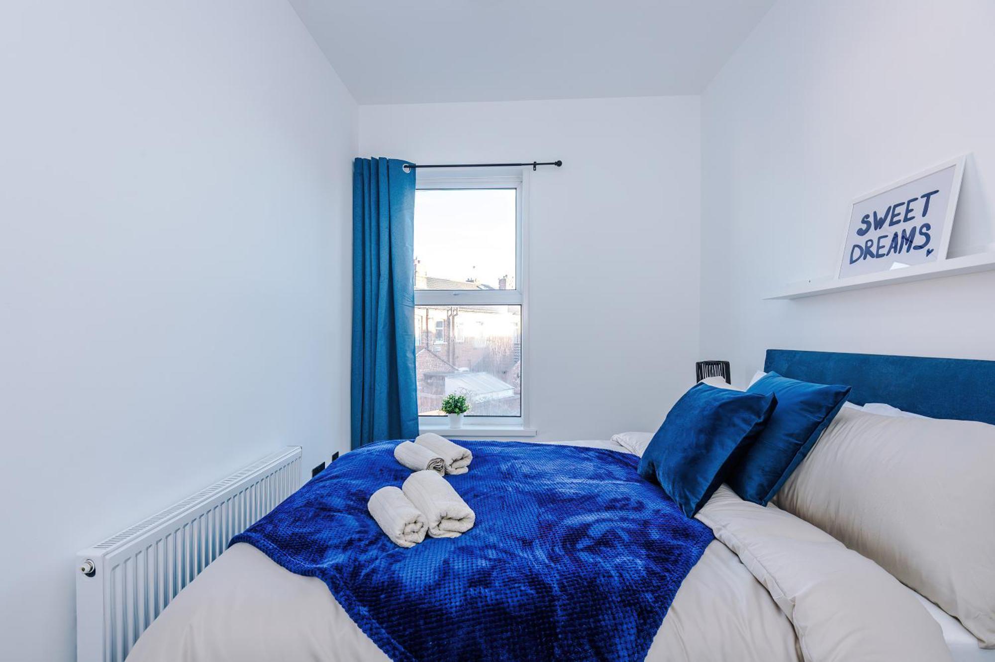 Sleeps 8, Free Parking, Stunning 3bed In Salford, Available For Long Apartment *