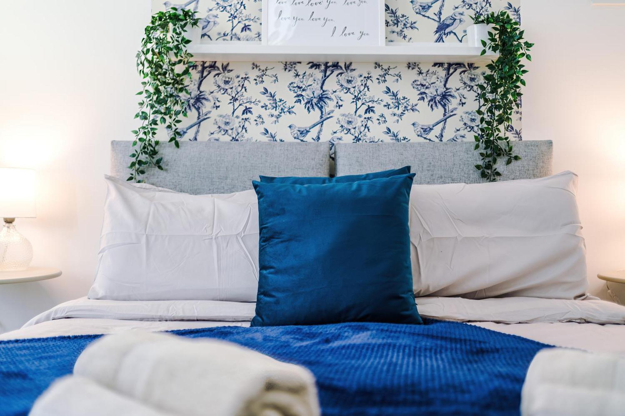 Apartment Sleeps 8, Free Parking, Stunning 3bed In Salford, Available For Long Manchester