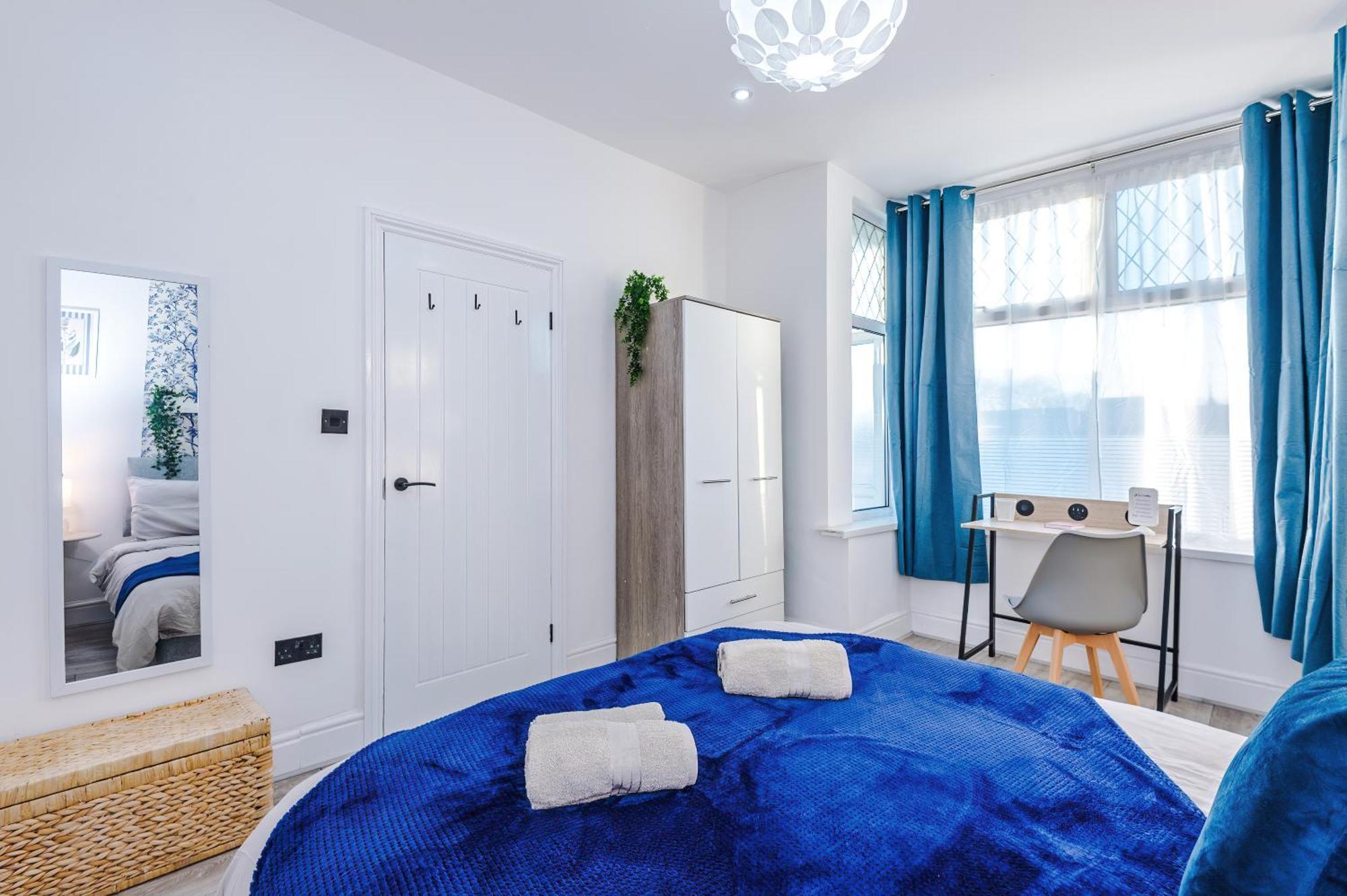 Sleeps 8, Free Parking, Stunning 3bed In Salford, Available For Long *