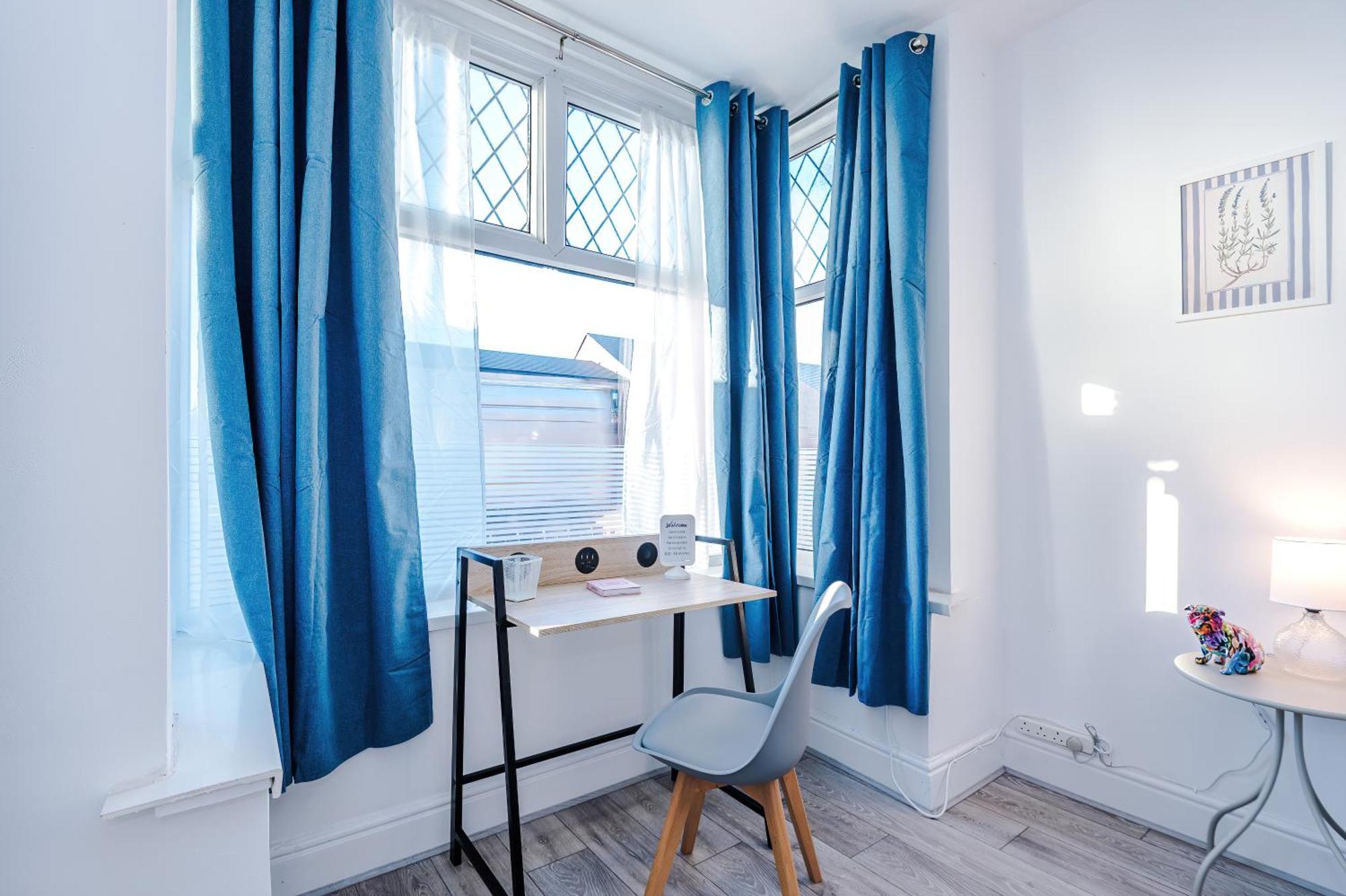 Sleeps 8, Free Parking, Stunning 3bed In Salford, Available For Long Apartment Manchester