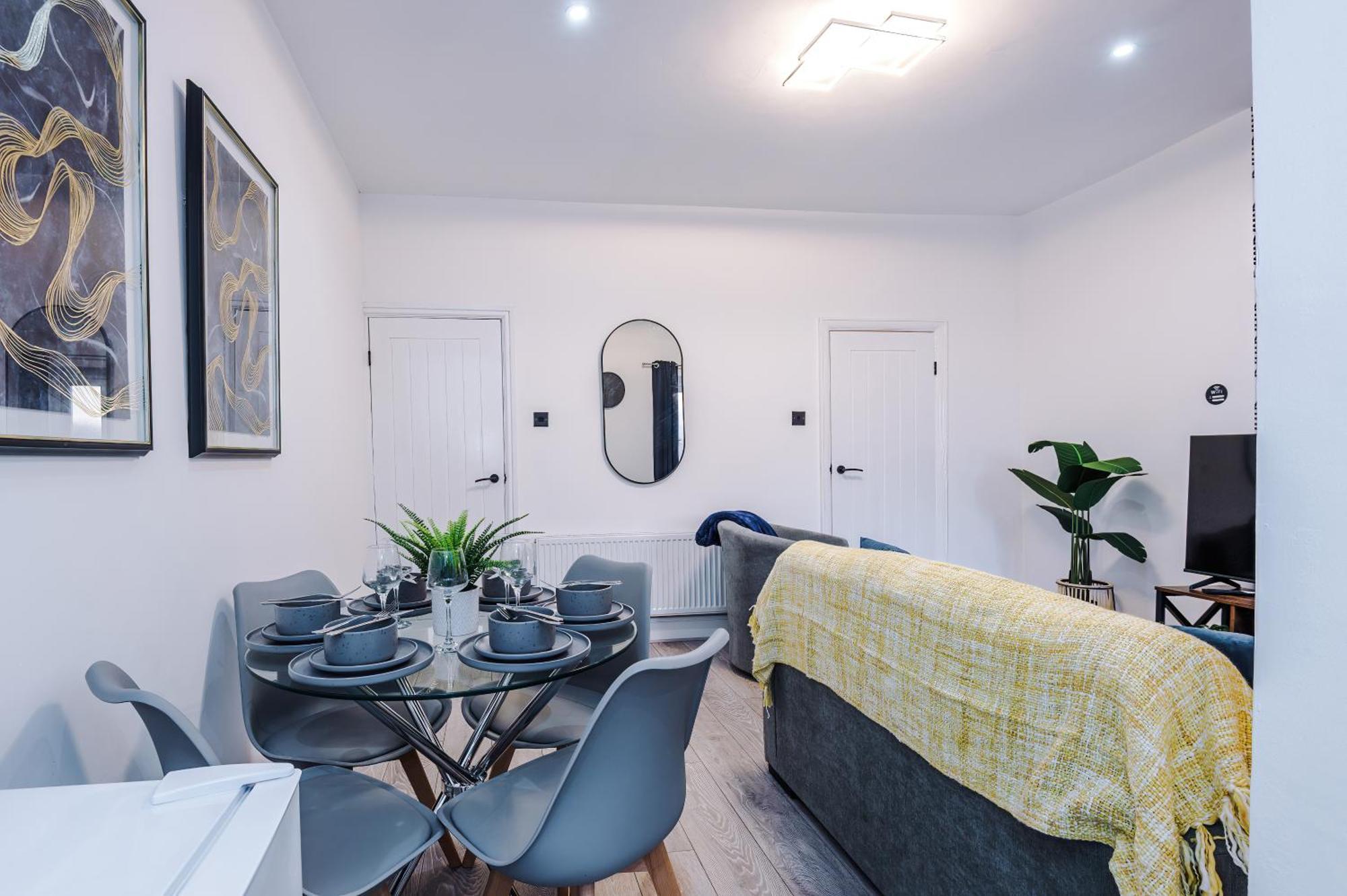 Sleeps 8, Free Parking, Stunning 3bed In Salford, Available For Long Apartment *