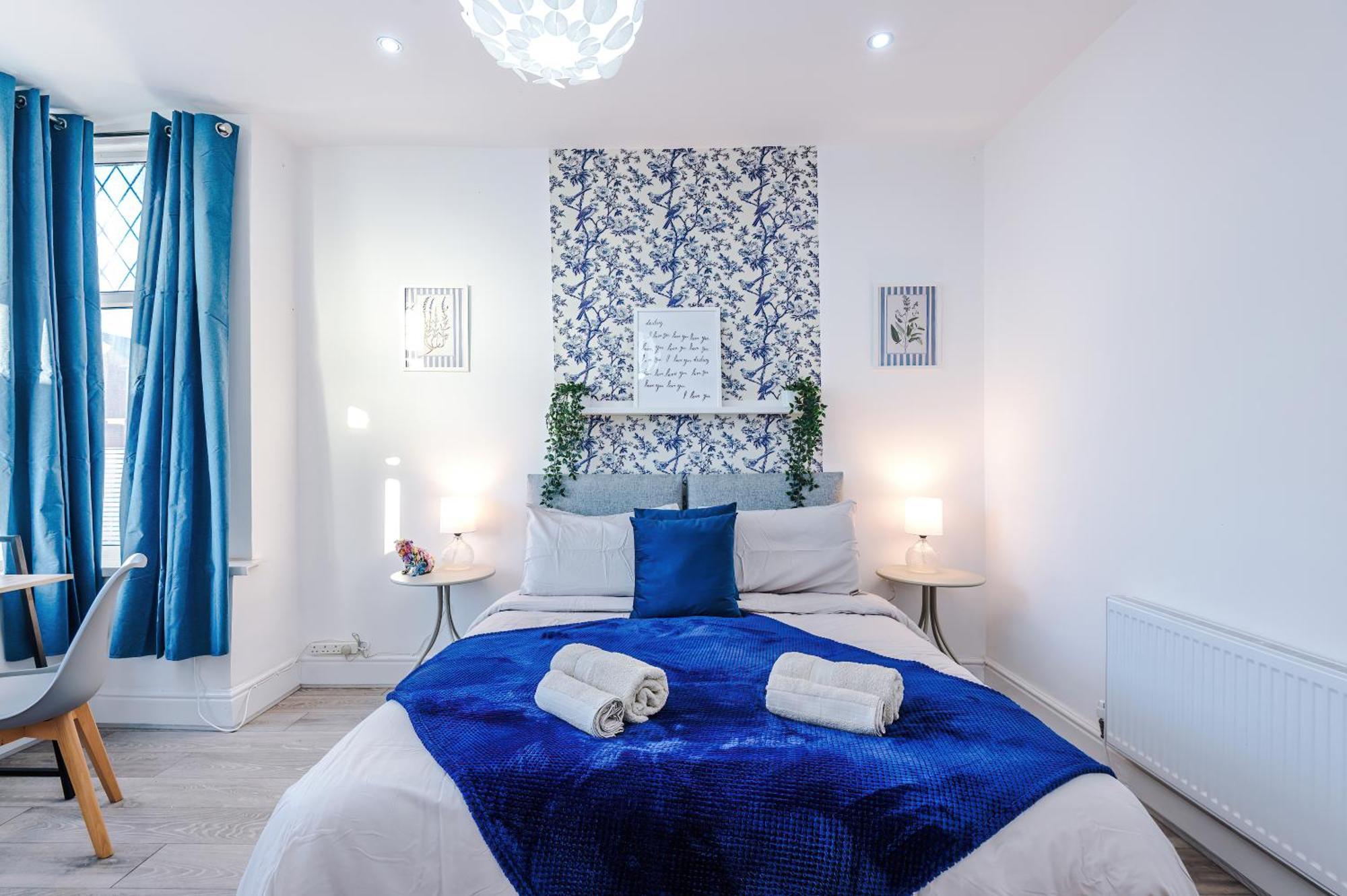 Sleeps 8, Free Parking, Stunning 3bed In Salford, Available For Long Apartment