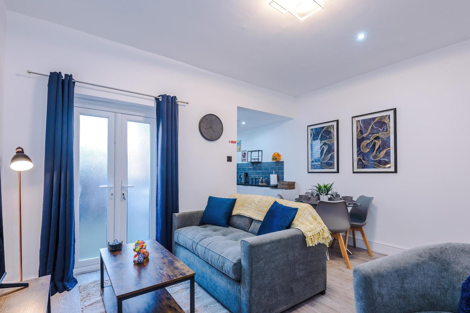 Apartment Sleeps 8, Free Parking, Stunning 3bed In Salford, Available For Long