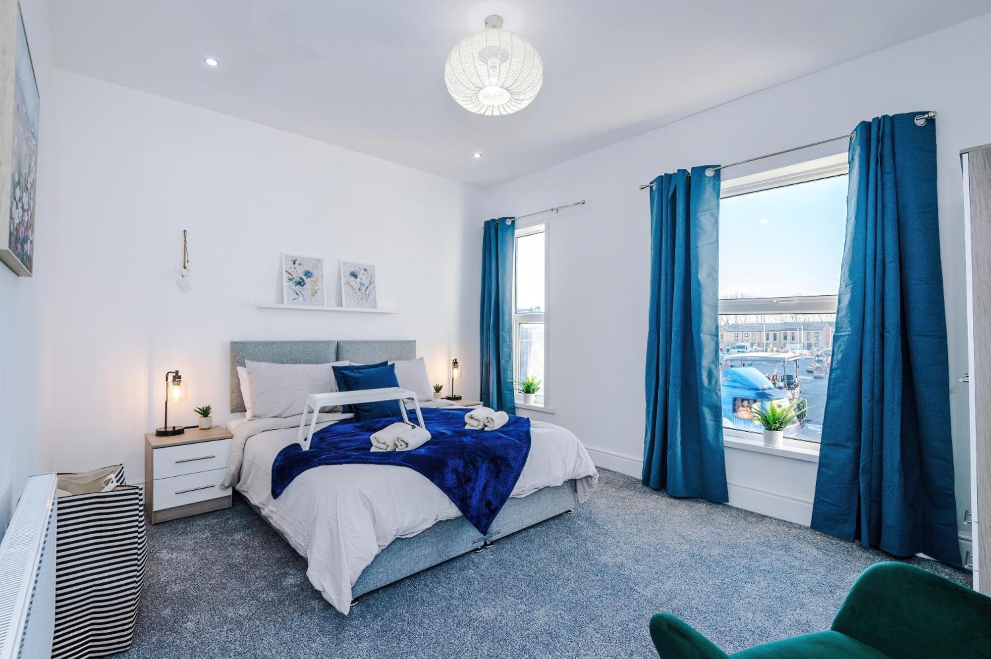 Sleeps 8, Free Parking, Stunning 3bed In Salford, Available For Long Apartment *