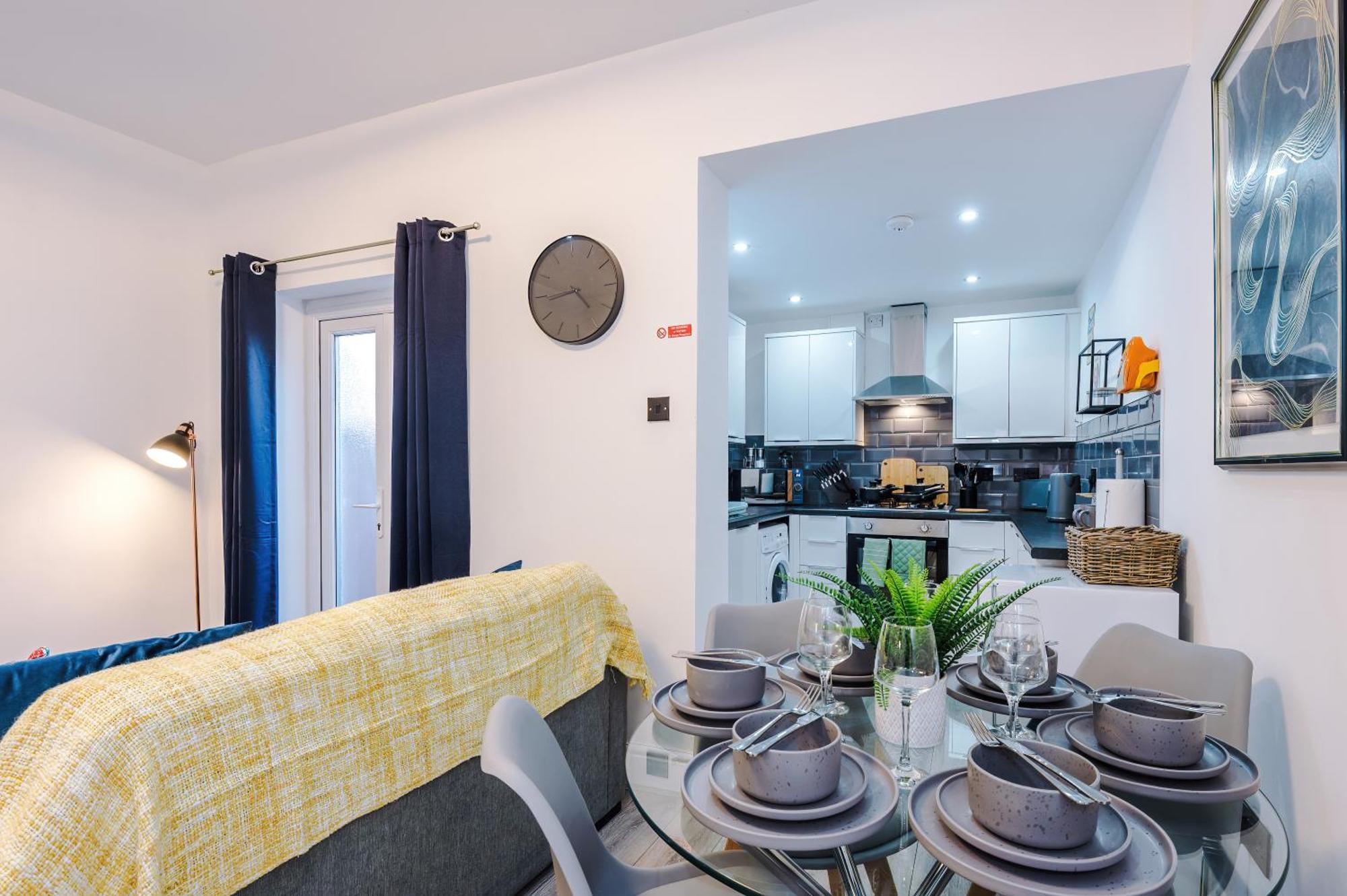 Sleeps 8, Free Parking, Stunning 3bed In Salford, Available For Long Apartment