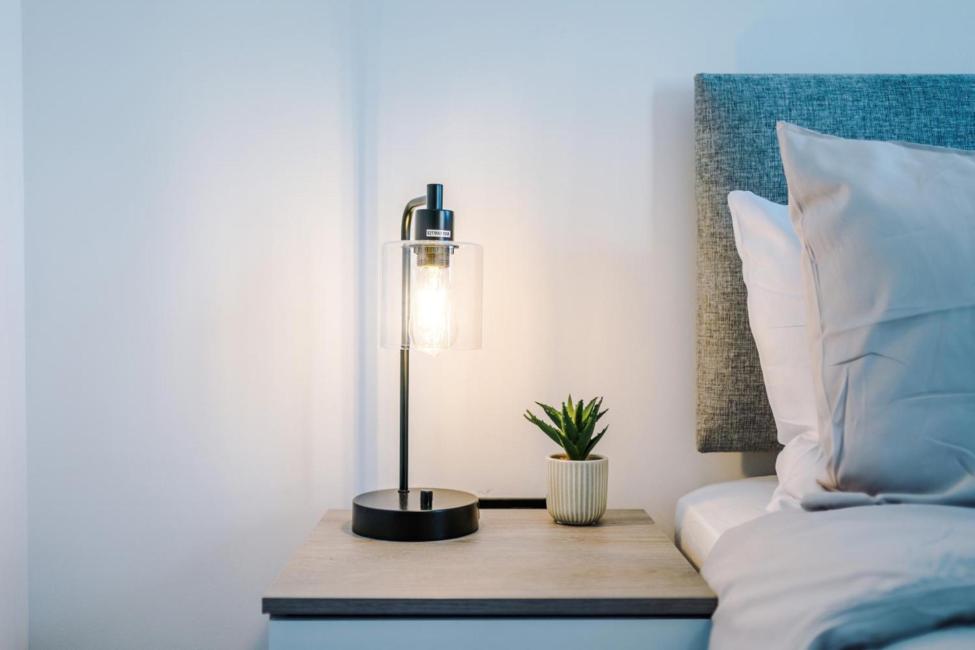 Sleeps 8, Free Parking, Stunning 3bed In Salford, Available For Long Apartment *