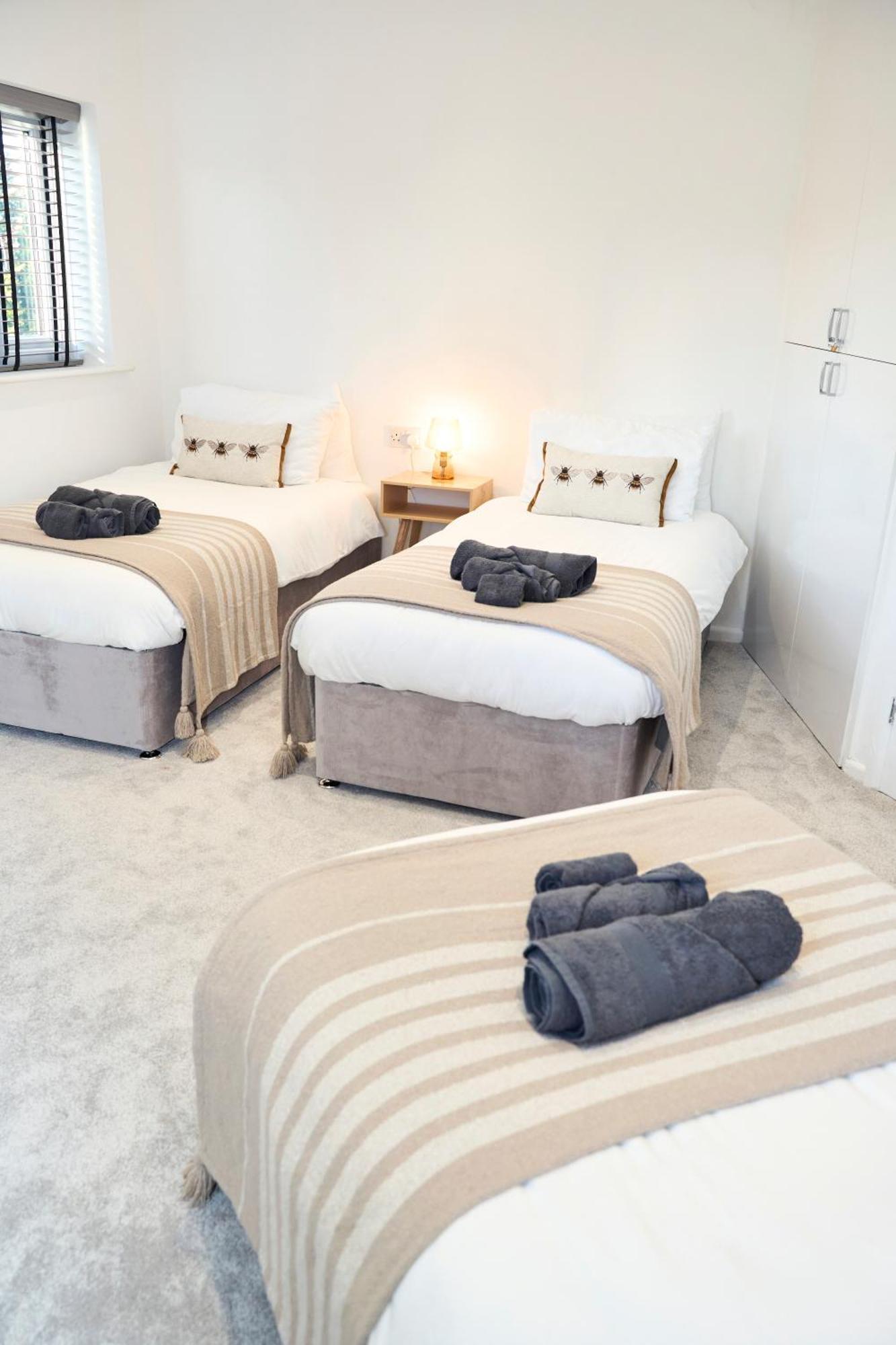 Spacious 2-Bed Home Near Manchester City Centre, Fast Wifi Holiday home Manchester