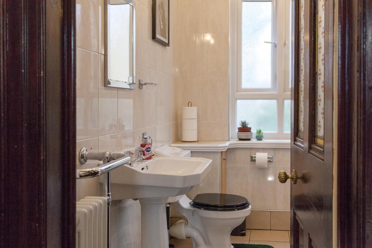 Villa Victorian Elegance At Kingscliffe, Sleeps 17 *