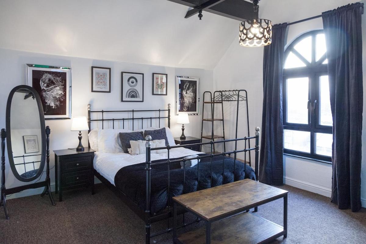 Victorian Elegance At Kingscliffe, Sleeps 17 Manchester