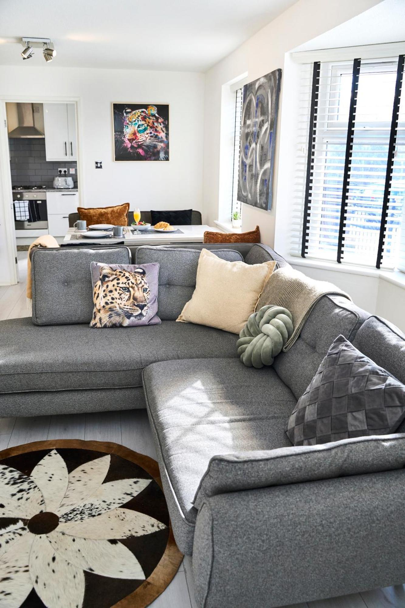 Spacious 2-Bed Home Near Manchester City Centre, Fast Wifi
