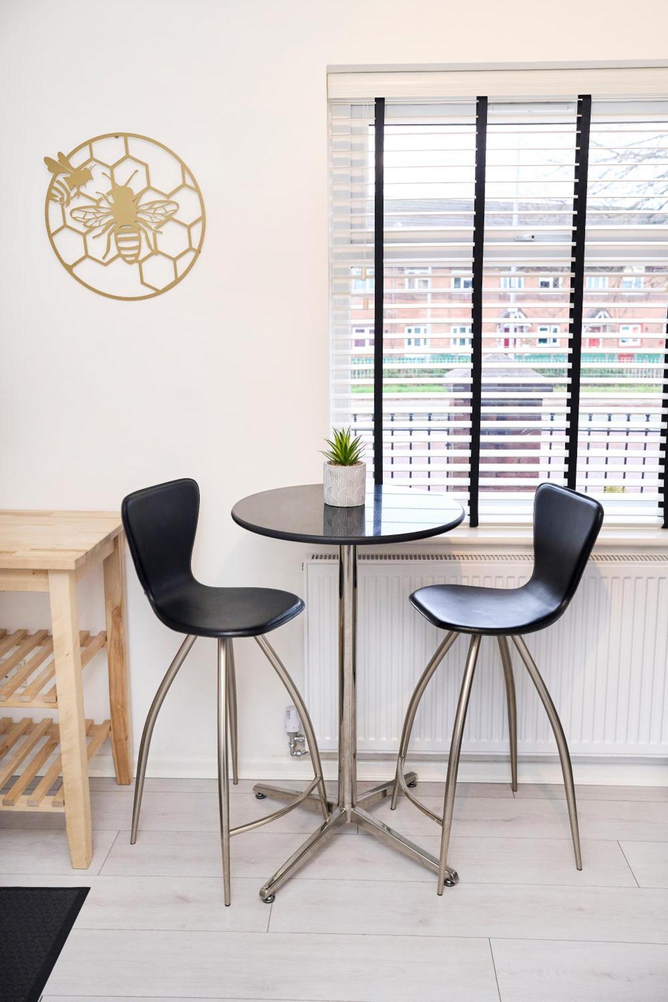 Holiday home Spacious 2-Bed Home Near Manchester City Centre, Fast Wifi Manchester