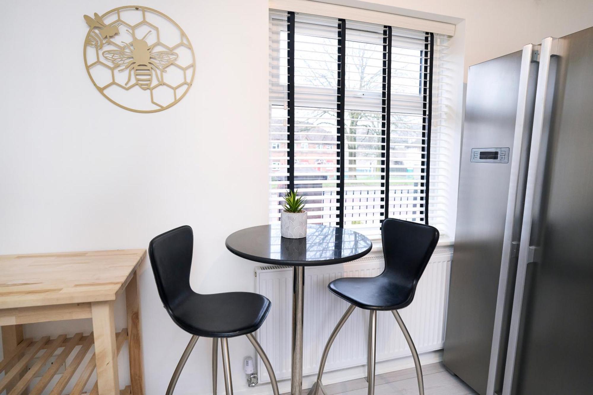Holiday home Spacious 2-Bed Home Near Manchester City Centre, Fast Wifi