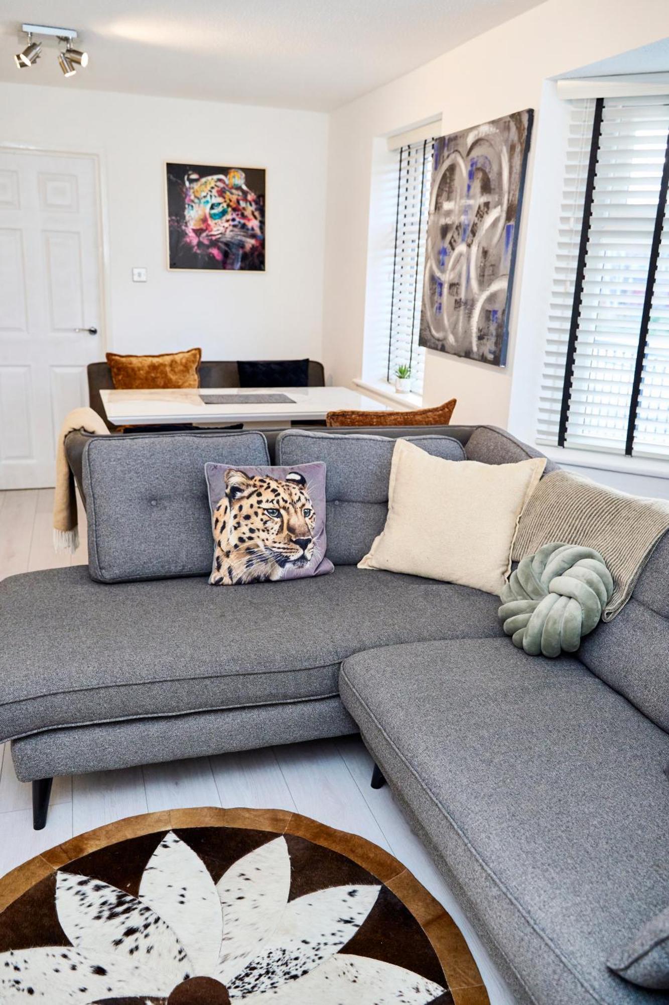 Spacious 2-Bed Home Near Manchester City Centre, Fast Wifi