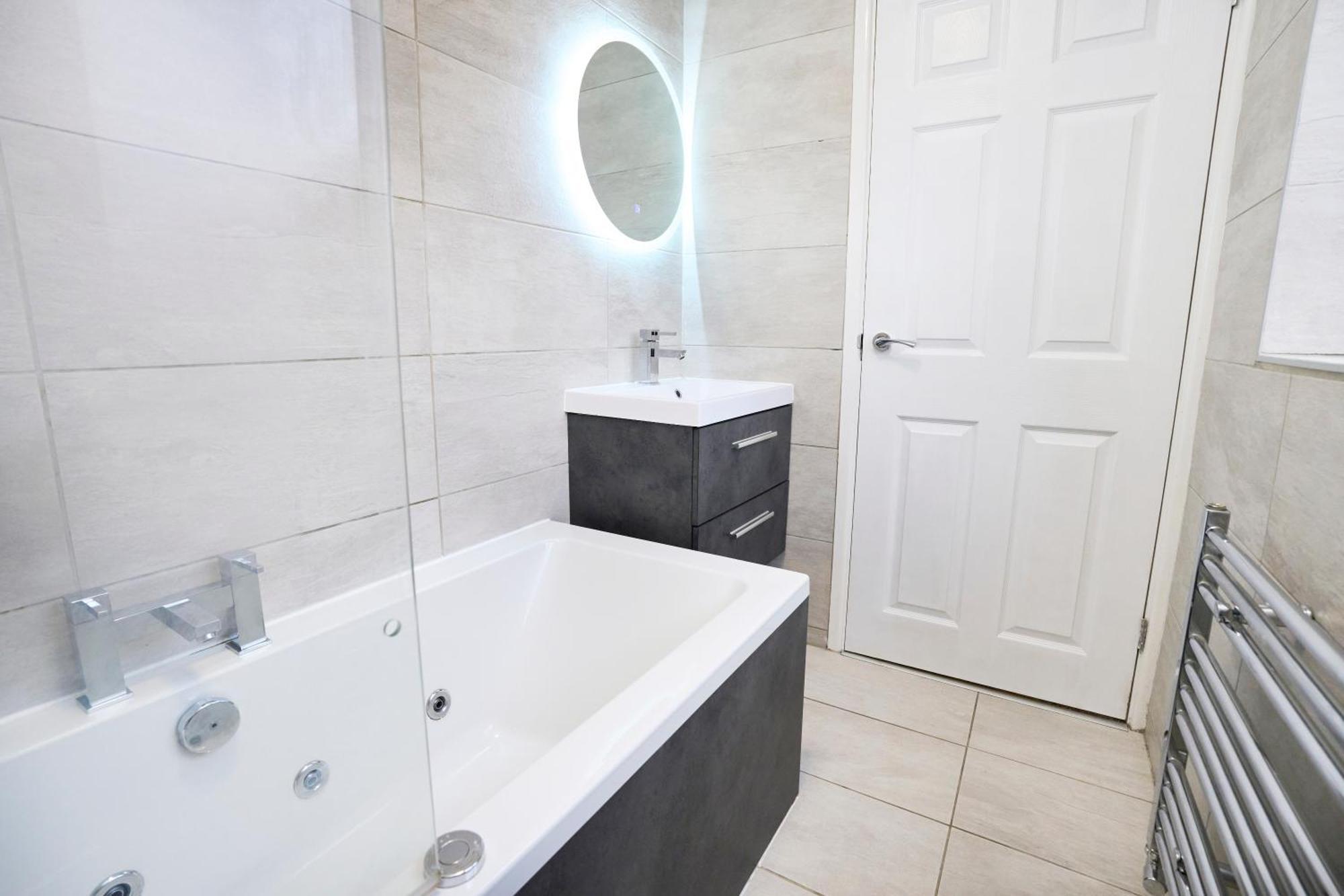Spacious 2-Bed Home Near Manchester City Centre, Fast Wifi