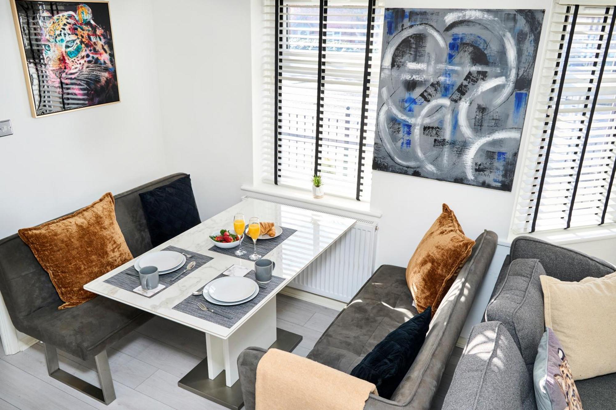 Spacious 2-Bed Home Near Manchester City Centre, Fast Wifi Holiday home *