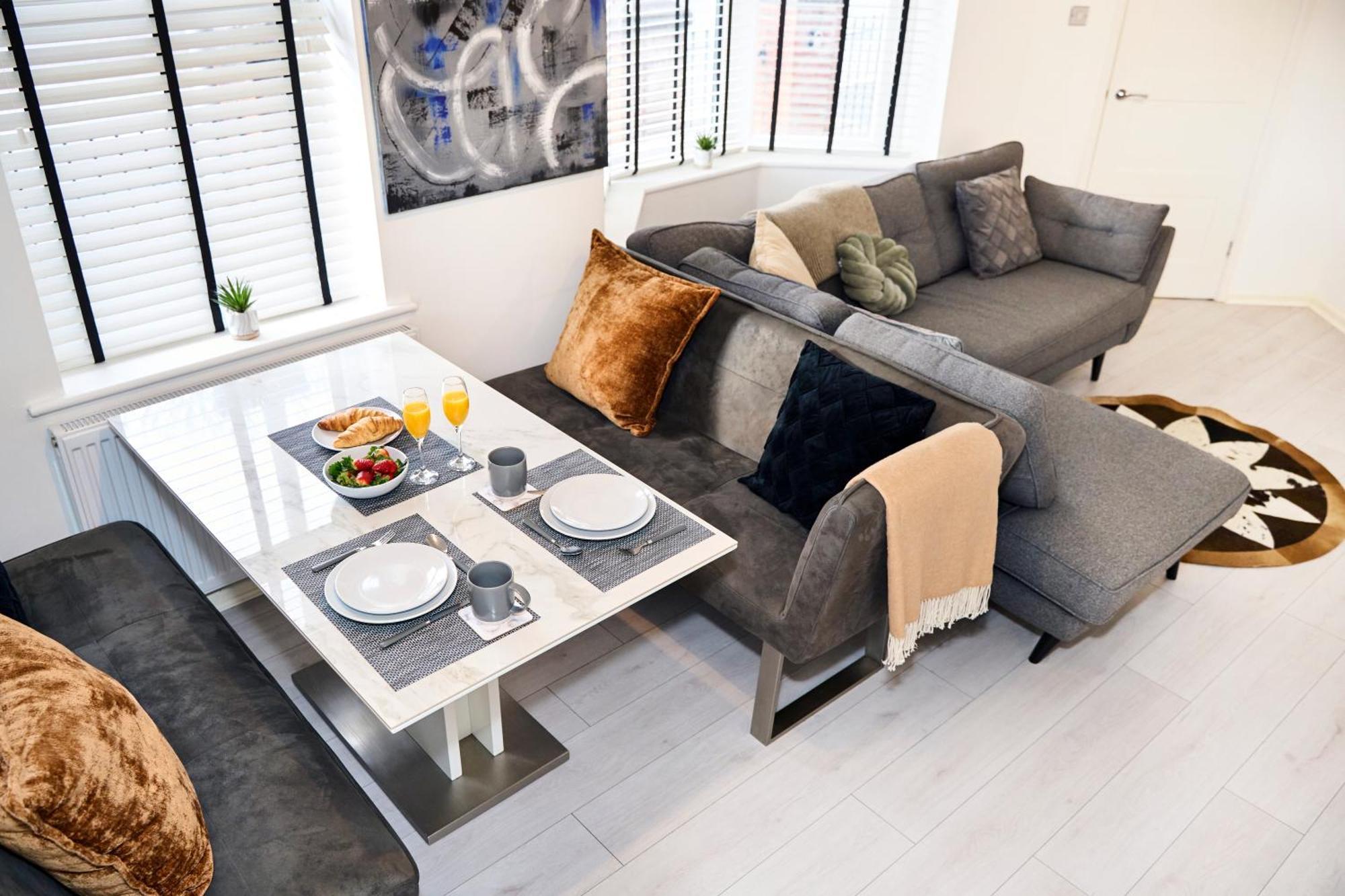 Holiday home Spacious 2-Bed Home Near Manchester City Centre, Fast Wifi *