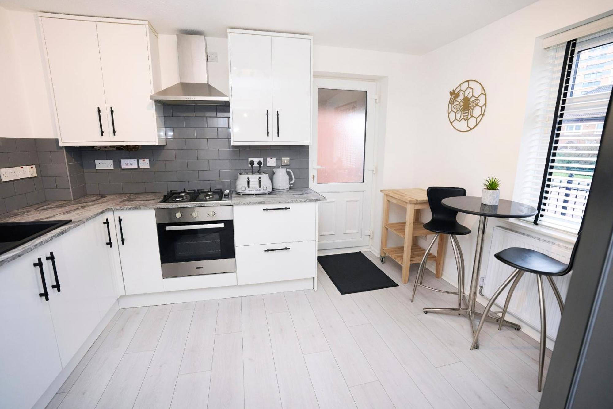 Spacious 2-Bed Home Near Manchester City Centre, Fast Wifi Holiday home *