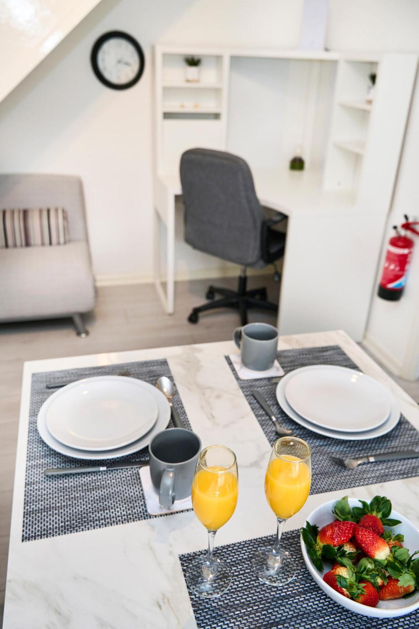 Holiday home Spacious 2-Bed Home Near Manchester City Centre, Fast Wifi *