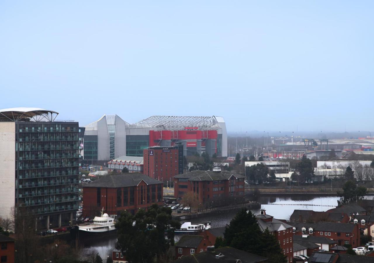 2-bedroom At Vibrant Salford Quays Manchester