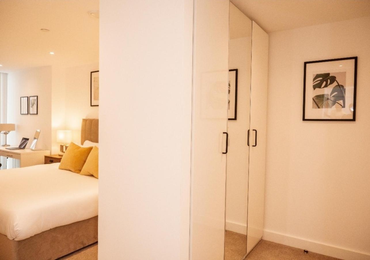 Luxurious Flat In Apartment *