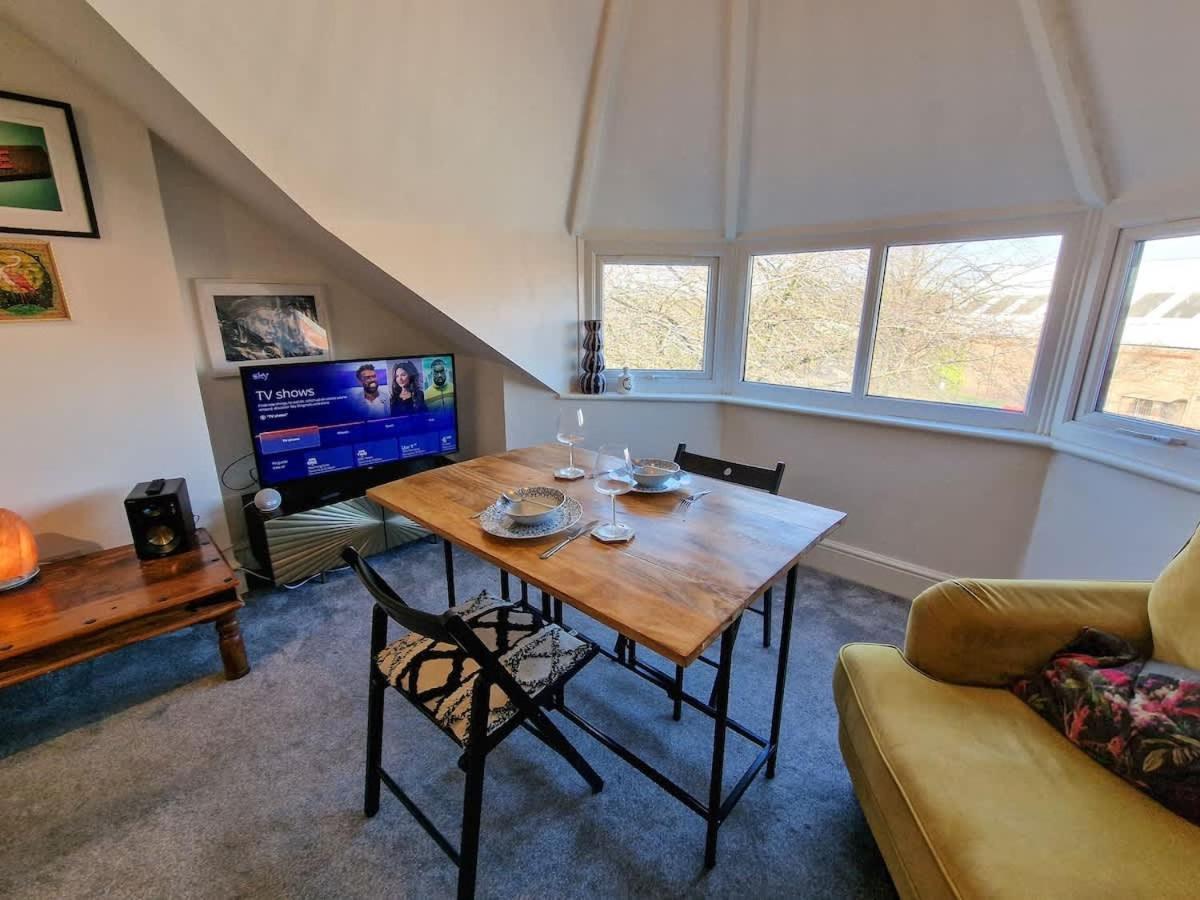 Old Trafford 1 Bed By Superhost Apartment