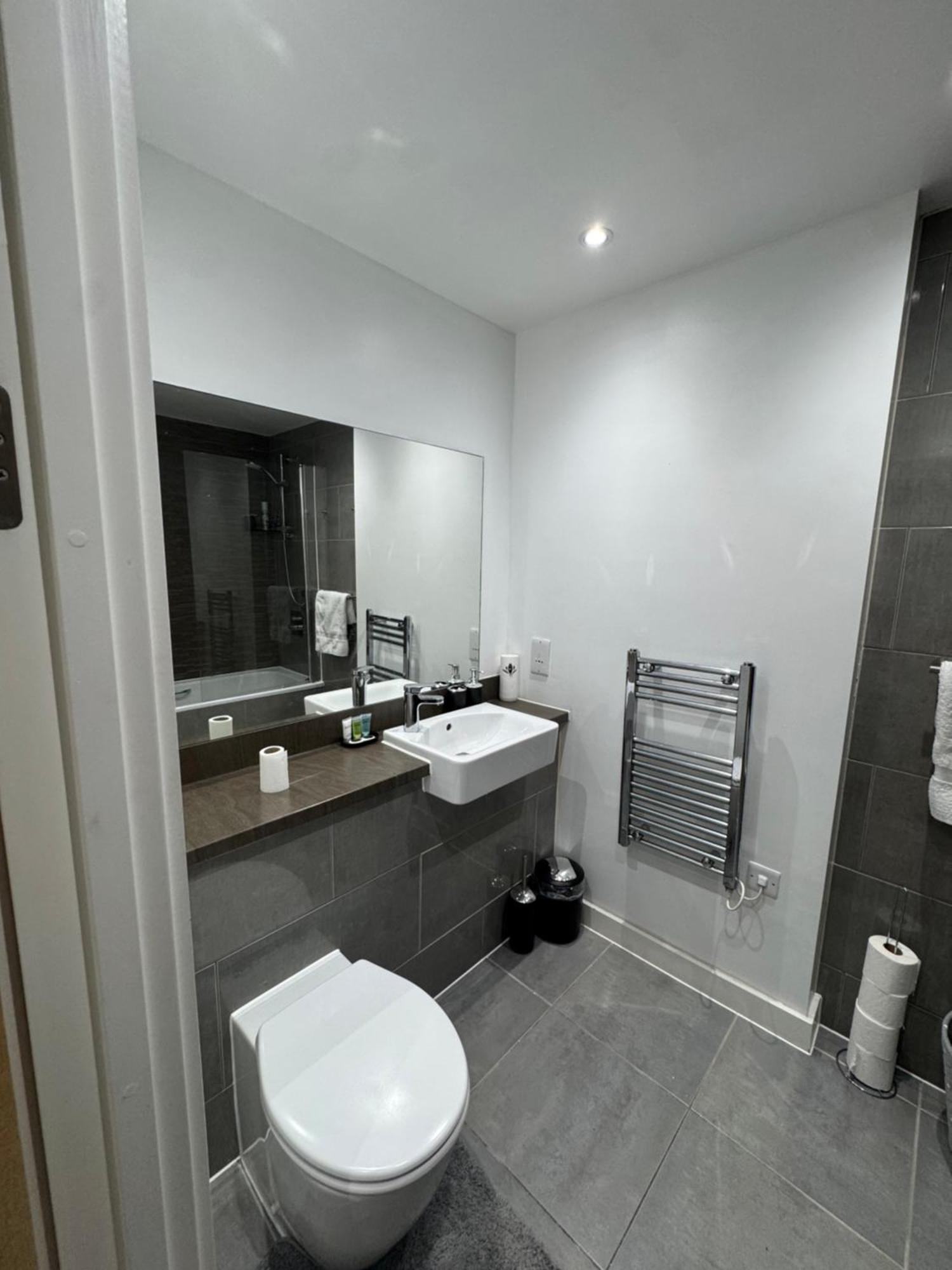 Luxury 1 Bedroom Apartment, Center With Balcony Manchester
