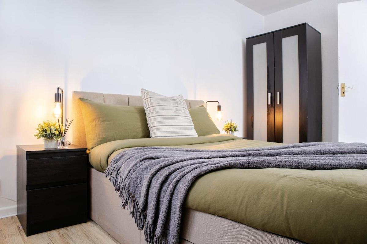 Cozy Next To Ao Arena With Free Parking Apartment *